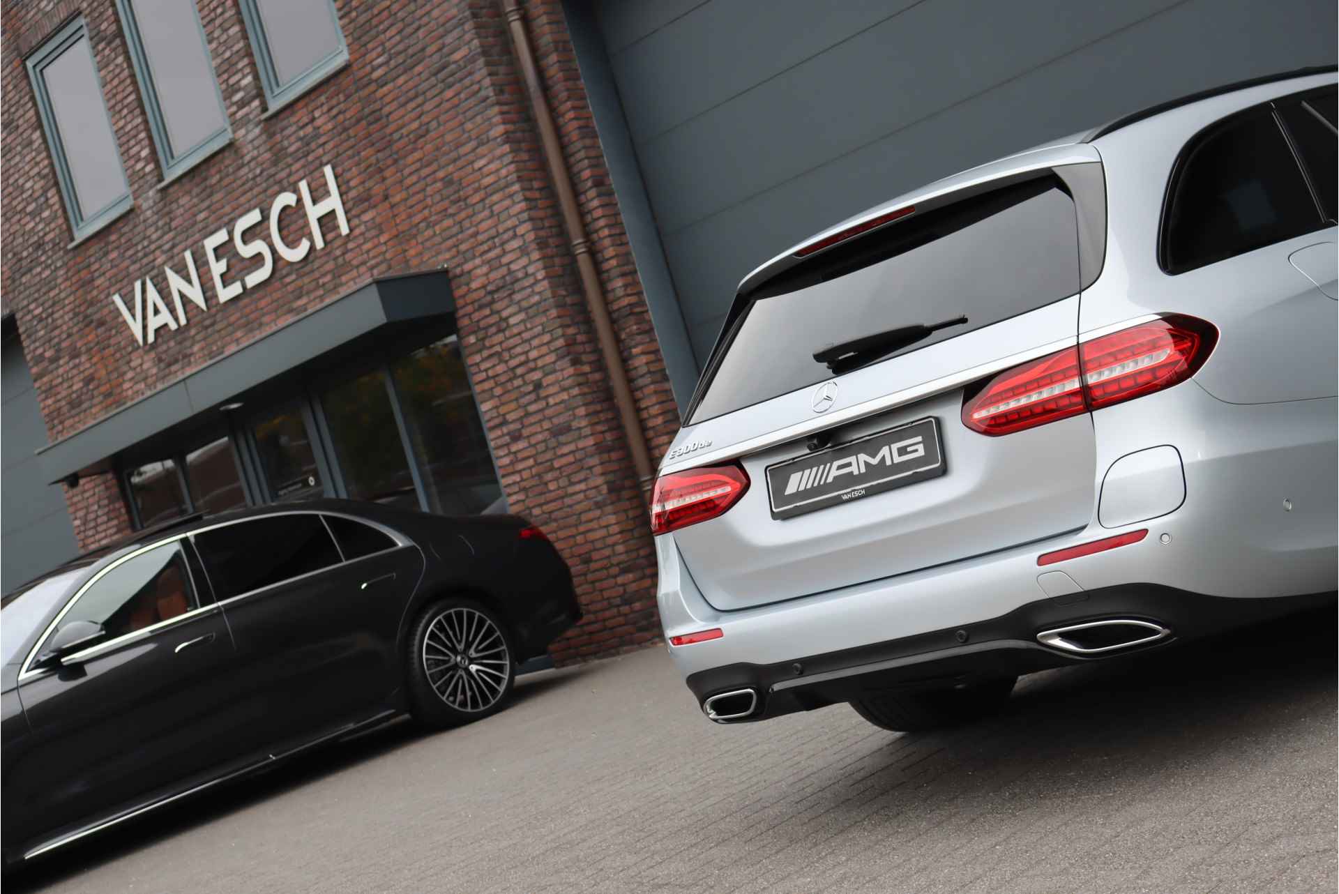 Mercedes-Benz E-Klasse Estate 300 de Premium+ AMG Line Aut9 | Panoramadak | Distronic+ | Trekhaak | Burmester | Leder | Surround Camera | Keyless Go | Stoelverwarming | Rijassistentiepakket+ | Nightpakket | - 22/41