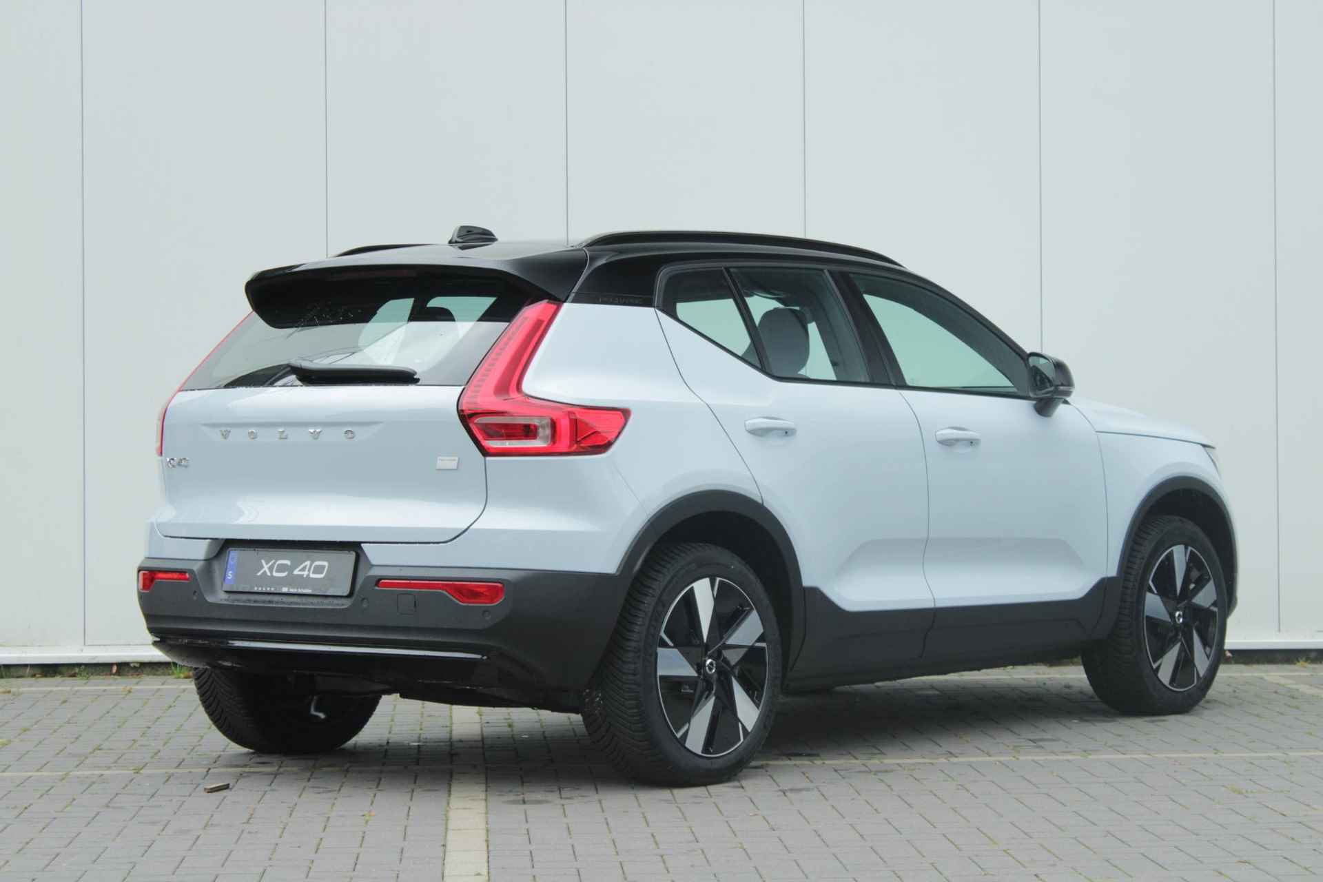 Volvo XC40 Single Motor Extended Range Plus 252 PK, Adaptive Cruise Control & Pilot Assist, Achteruitrijcamera, Apple Carplay/Android Auto, Dodehoekdetectie Met Correctie, Electronic Climate Control, Rijstrooksensor Met Correctie, Verwarmbare Voorstoelen, Verwarmbaar Stuurwiel, Warmtepomp, 19'' Lichtmetalen wielen - 3/28