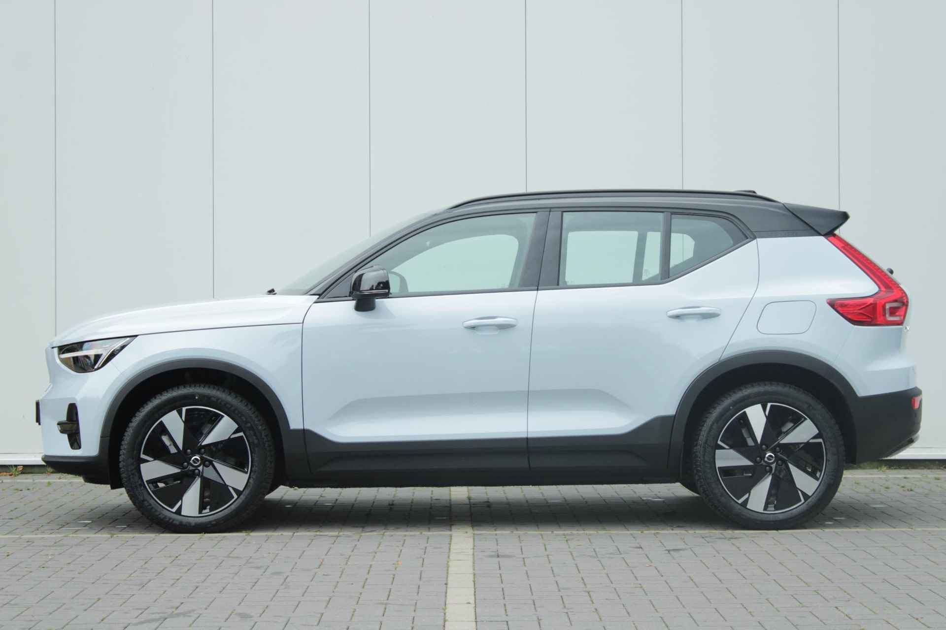 Volvo XC40 Single Motor Extended Range Plus 252 PK, Adaptive Cruise Control & Pilot Assist, Achteruitrijcamera, Apple Carplay/Android Auto, Dodehoekdetectie Met Correctie, Electronic Climate Control, Rijstrooksensor Met Correctie, Verwarmbare Voorstoelen, Verwarmbaar Stuurwiel, Warmtepomp, 19'' Lichtmetalen wielen - 8/28