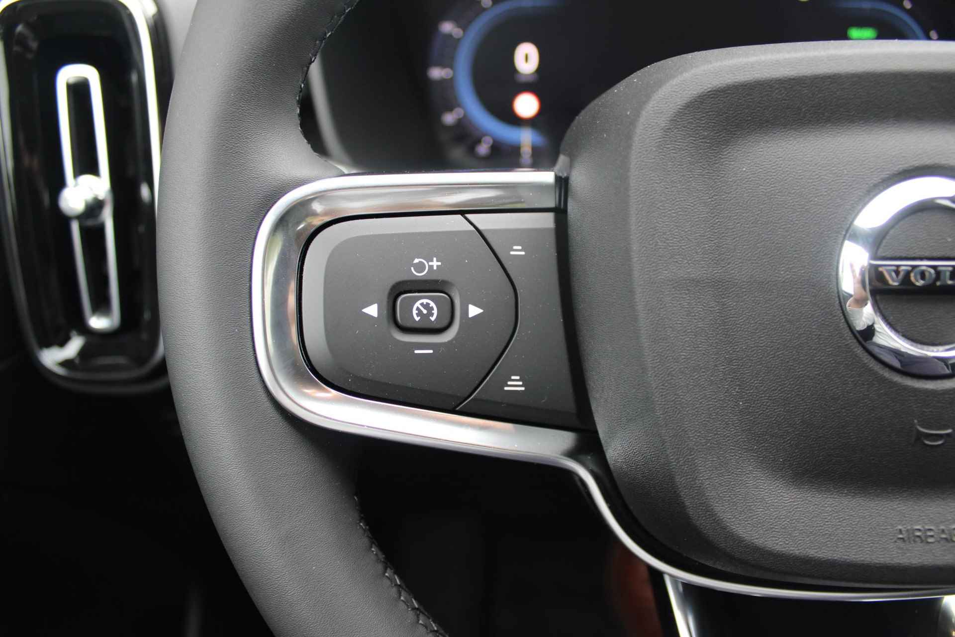 Volvo XC40 Single Motor Extended Range Plus 252 PK, Adaptive Cruise Control & Pilot Assist, Achteruitrijcamera, Apple Carplay/Android Auto, Dodehoekdetectie Met Correctie, Electronic Climate Control, Rijstrooksensor Met Correctie, Verwarmbare Voorstoelen, Verwarmbaar Stuurwiel, Warmtepomp, 19'' Lichtmetalen wielen - 20/28