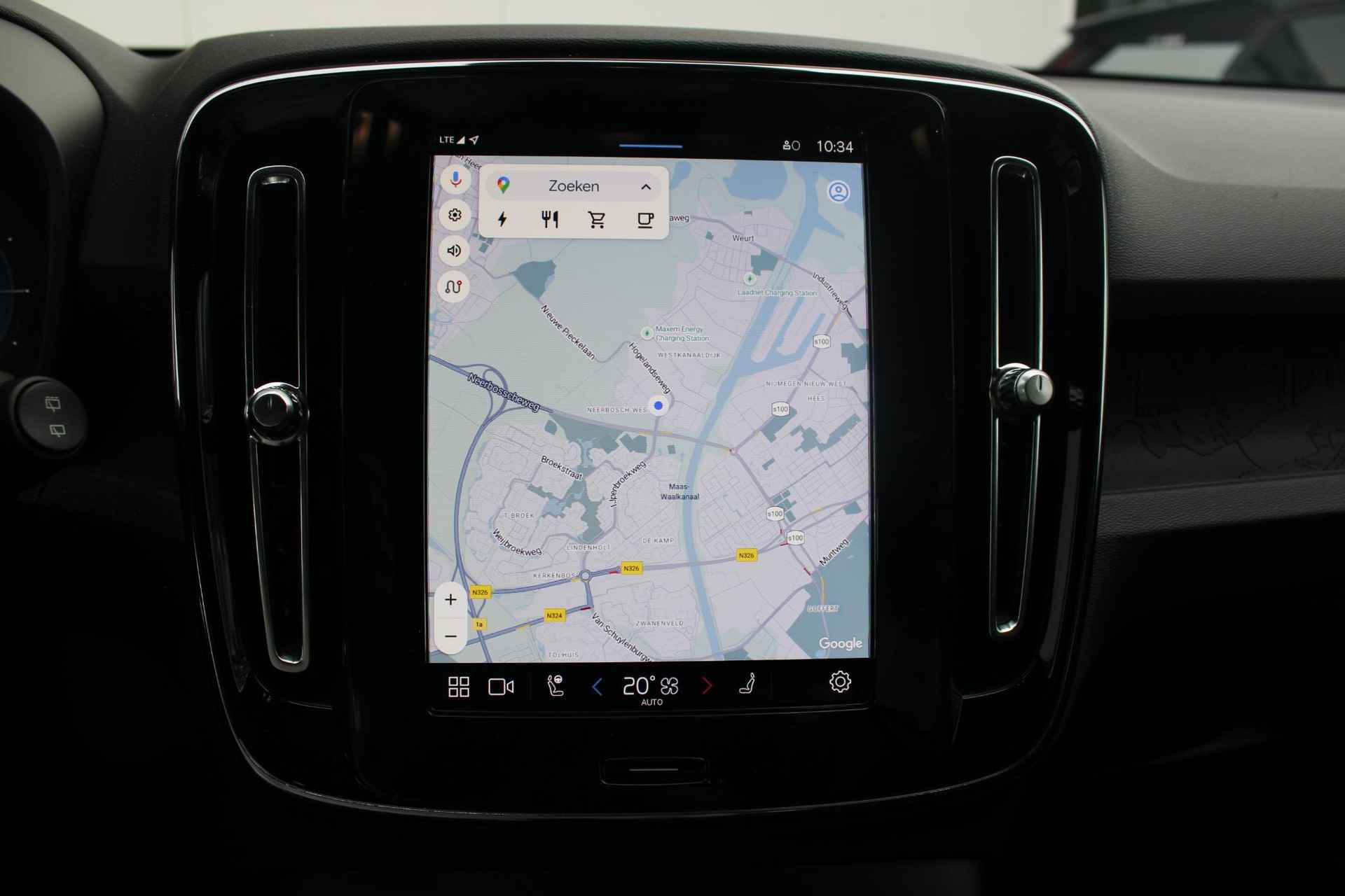 Volvo XC40 Single Motor Extended Range Plus 252 PK, Adaptive Cruise Control & Pilot Assist, Achteruitrijcamera, Apple Carplay/Android Auto, Dodehoekdetectie Met Correctie, Electronic Climate Control, Rijstrooksensor Met Correctie, Verwarmbare Voorstoelen, Verwarmbaar Stuurwiel, Warmtepomp, 19'' Lichtmetalen wielen - 25/28