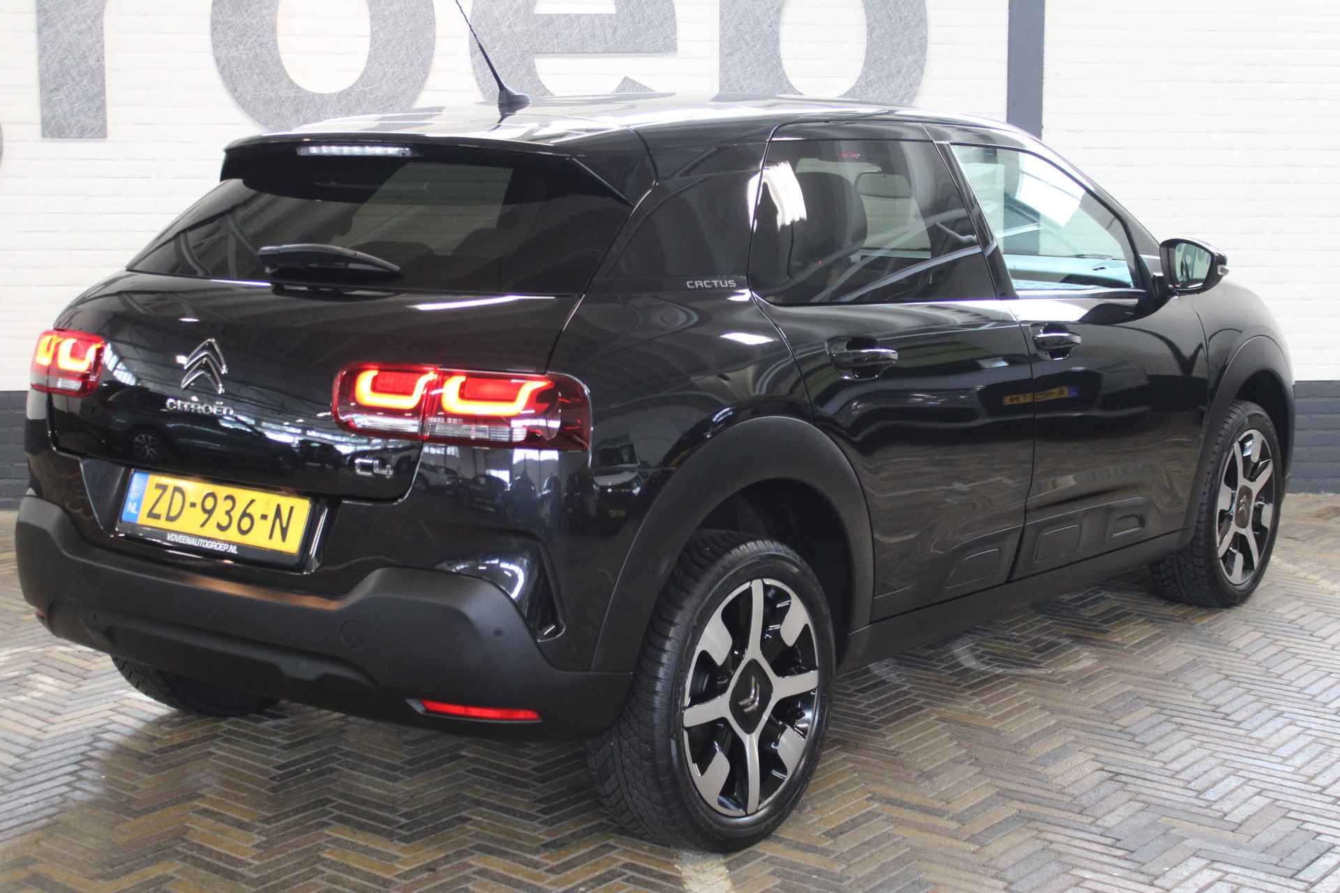 Citroën C4 Cactus 1.2 PureTech Shine | Incl. 12 maanden garantie | 1ste eigenaar! | Cruise control | Panorama dak | Climate control | Stoelverwarming | Navigatie | Apple carplay/Android auto | 100% onderhouden | - 4/47