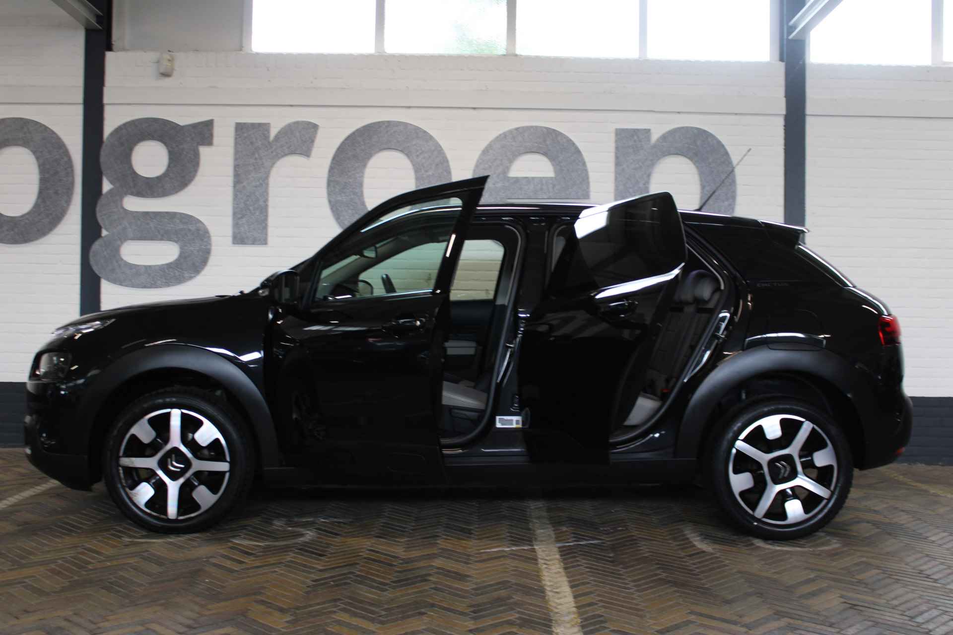 Citroën C4 Cactus 1.2 PureTech Shine | Incl. 12 maanden garantie | 1ste eigenaar! | Cruise control | Panorama dak | Climate control | Stoelverwarming | Navigatie | Apple carplay/Android auto | 100% onderhouden | - 7/47