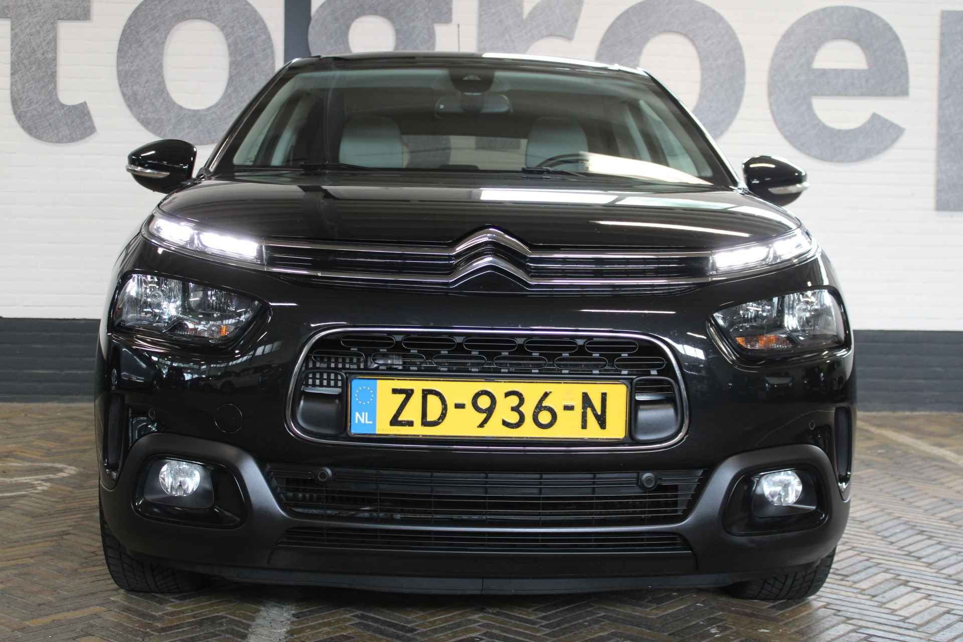 Citroën C4 Cactus 1.2 PureTech Shine | Incl. 12 maanden garantie | 1ste eigenaar! | Cruise control | Panorama dak | Climate control | Stoelverwarming | Navigatie | Apple carplay/Android auto | 100% onderhouden | - 10/47