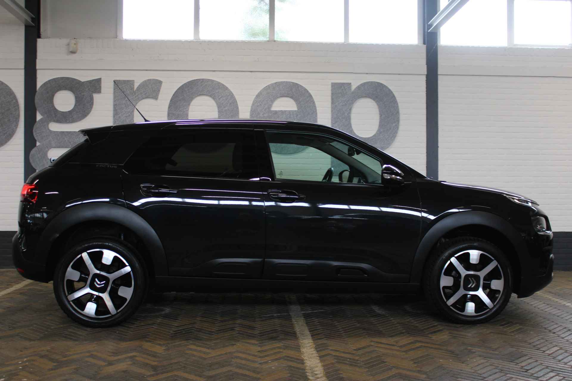 Citroën C4 Cactus 1.2 PureTech Shine | Incl. 12 maanden garantie | 1ste eigenaar! | Cruise control | Panorama dak | Climate control | Stoelverwarming | Navigatie | Apple carplay/Android auto | 100% onderhouden | - 12/47