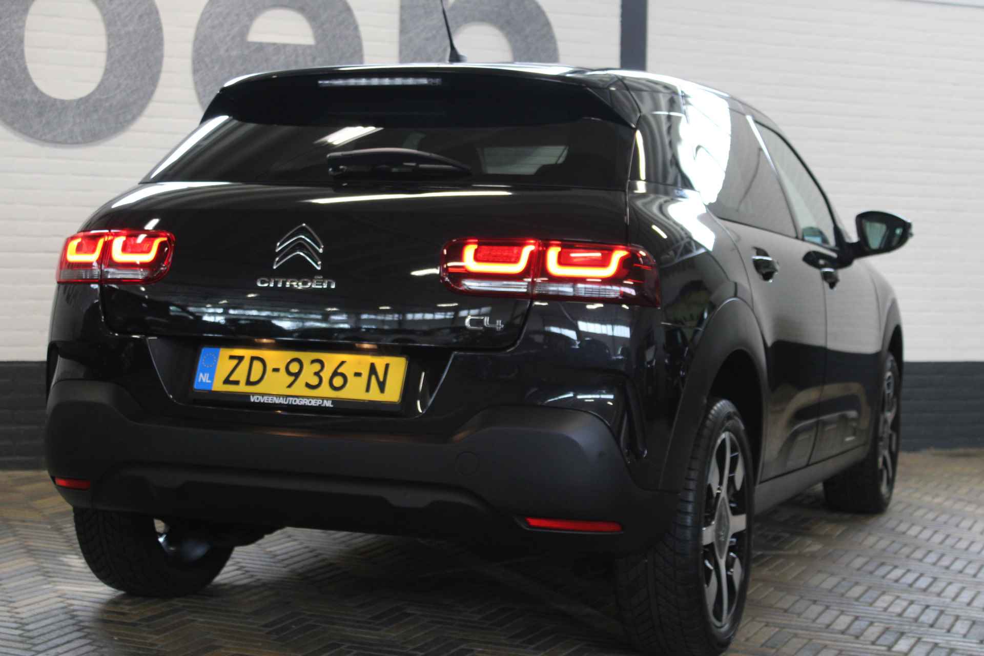 Citroën C4 Cactus 1.2 PureTech Shine | Incl. 12 maanden garantie | 1ste eigenaar! | Cruise control | Panorama dak | Climate control | Stoelverwarming | Navigatie | Apple carplay/Android auto | 100% onderhouden | - 15/47