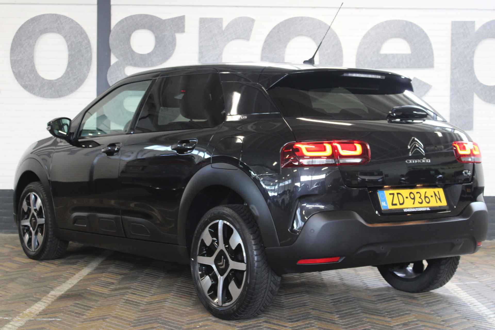 Citroën C4 Cactus 1.2 PureTech Shine | Incl. 12 maanden garantie | 1ste eigenaar! | Cruise control | Panorama dak | Climate control | Stoelverwarming | Navigatie | Apple carplay/Android auto | 100% onderhouden | - 41/47