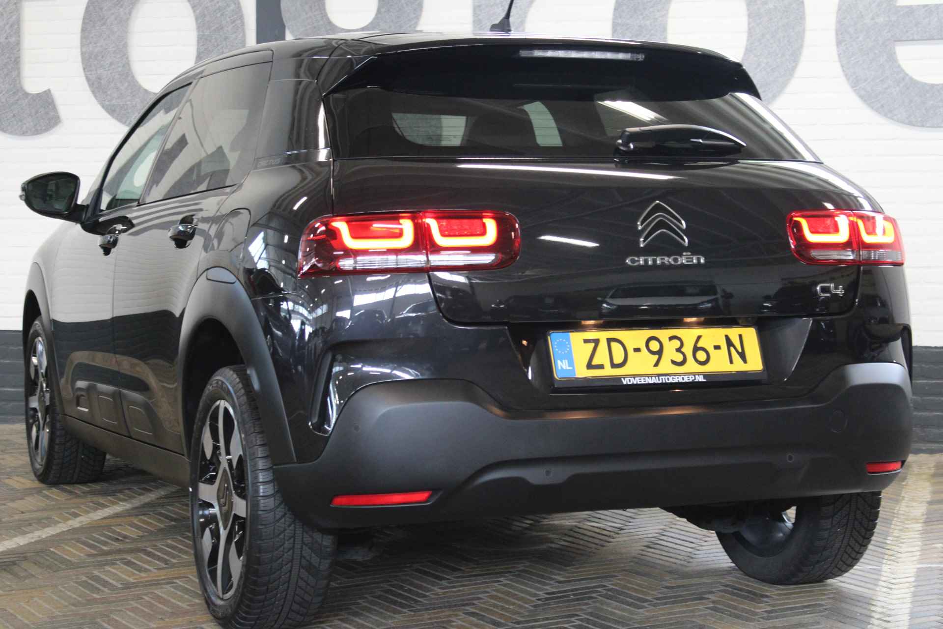 Citroën C4 Cactus 1.2 PureTech Shine | Incl. 12 maanden garantie | 1ste eigenaar! | Cruise control | Panorama dak | Climate control | Stoelverwarming | Navigatie | Apple carplay/Android auto | 100% onderhouden | - 42/47