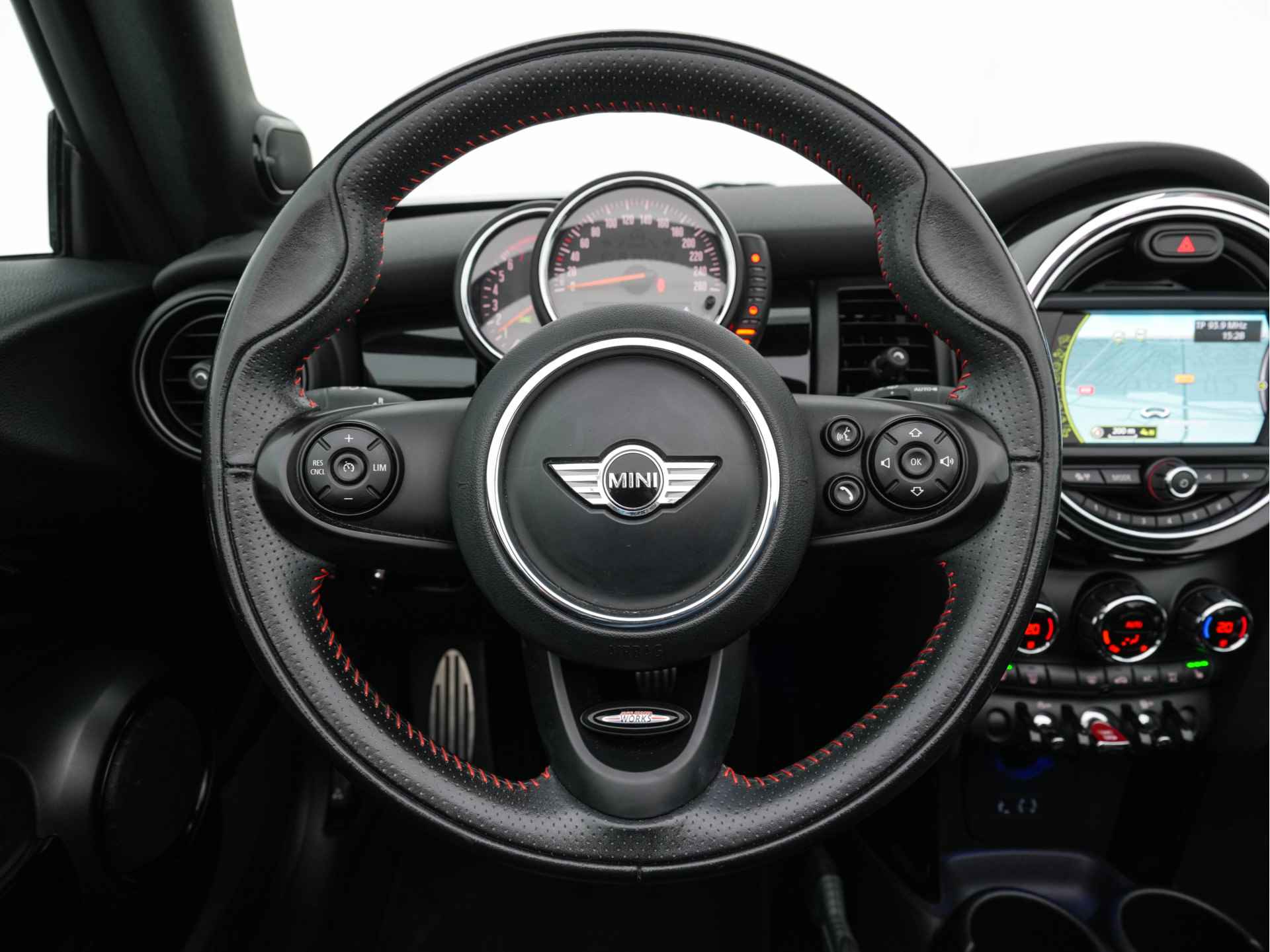 MINI Cabrio 1.5 Cooper Chili Serious Business JCW-Sport-Pack *LEATHER-MICROFIBRE | HARMAN/KARDON-AUDIO | FULL-LED | SPORT-SEATS | AMBIENT-LIGHT | HEATED-SEATS | ECC | PDC | CRUISE | NAVI-FULLMAP | AIRSCARF | 17''ALU * - 22/36