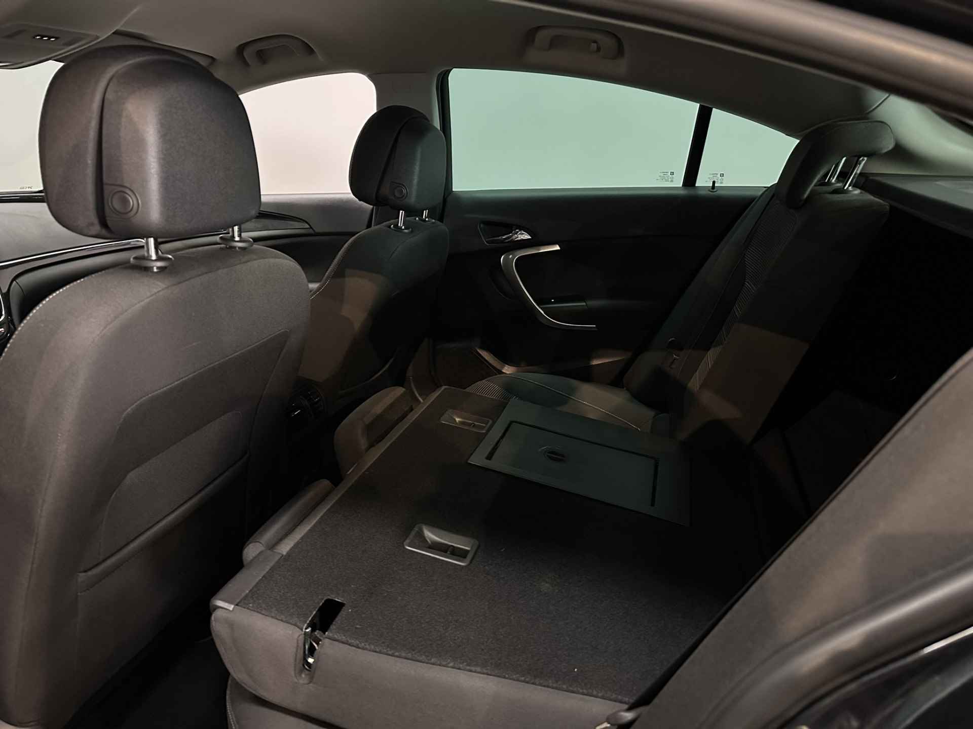 Opel Insignia 1.6 CDTI EcoFLEX Innovation Airco ECC | Xenon | Camera | Trekhaak | Cruise control | Navigatie | Apple Carplay Android Auto | Isofix | - 27/34