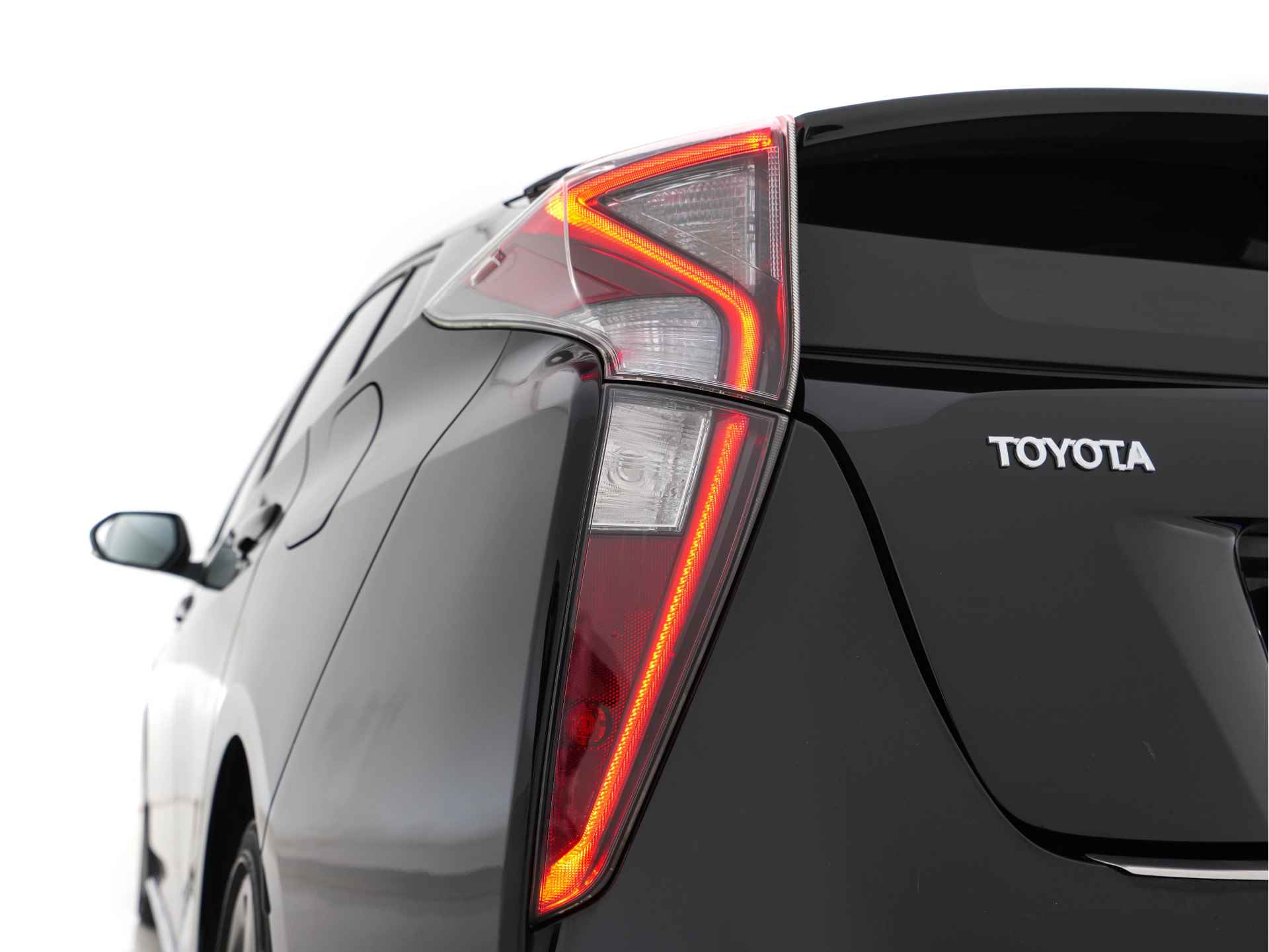 Toyota Prius 1.8 First Edition Aut. *HEAD-UP | ADAPTIVE-CRUISE | FULL-LED | BLINDSPOT | COMFORT-SEATS | KEYLESS | CAMERA | NAVI-FULLMAP | LANE-ASSIST | ECC | 17''ALU * - 27/32