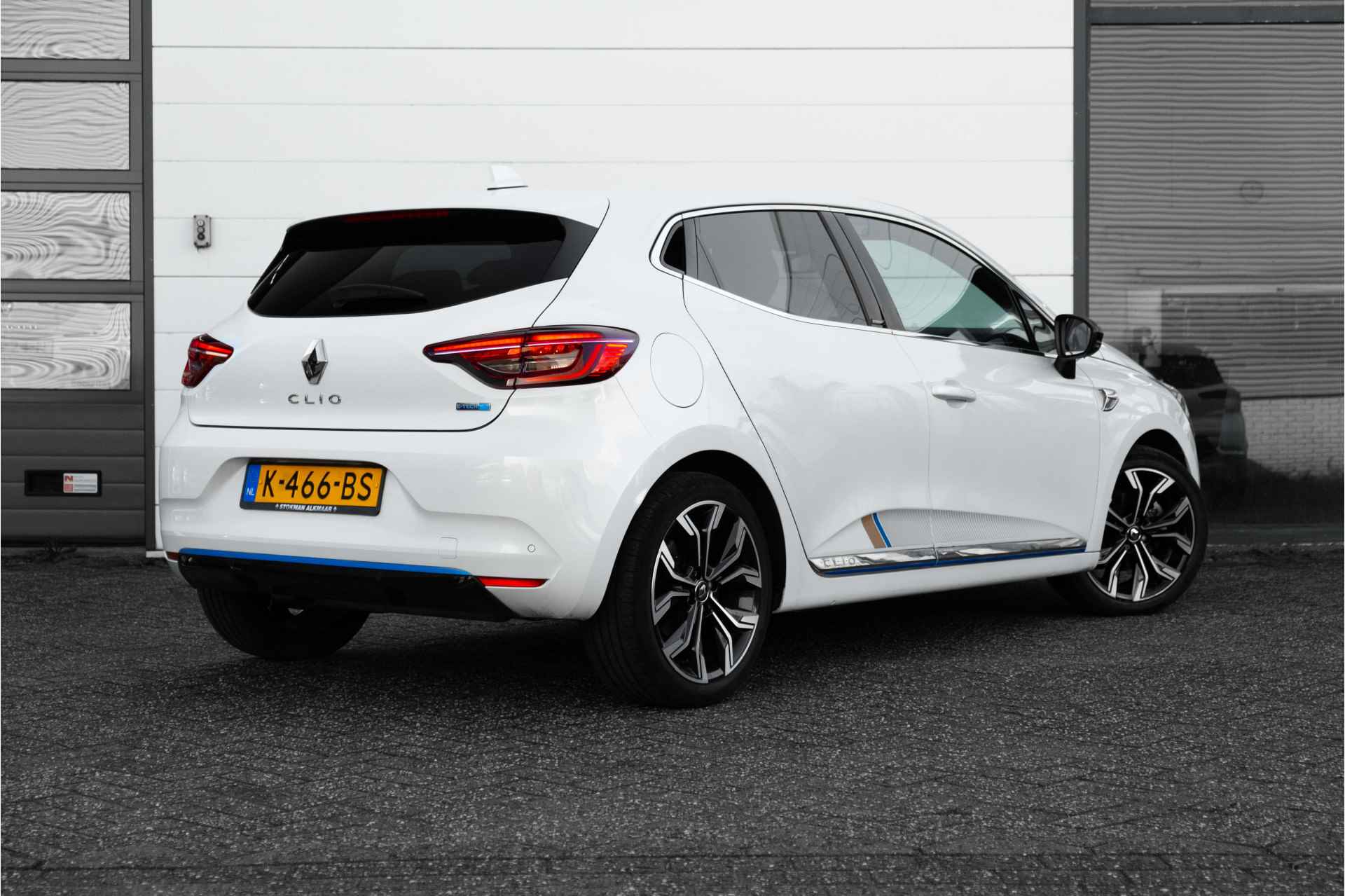 Renault Clio 1.6 E-Tech Hybrid 140 Serie Limitee | 17" velgen | ECC | Camera achter | Parkeersensoren voor | Haaievin antenne | Witmetallic | incl. Bovag rijklaarpakket met 12 maanden garantie - 3/65