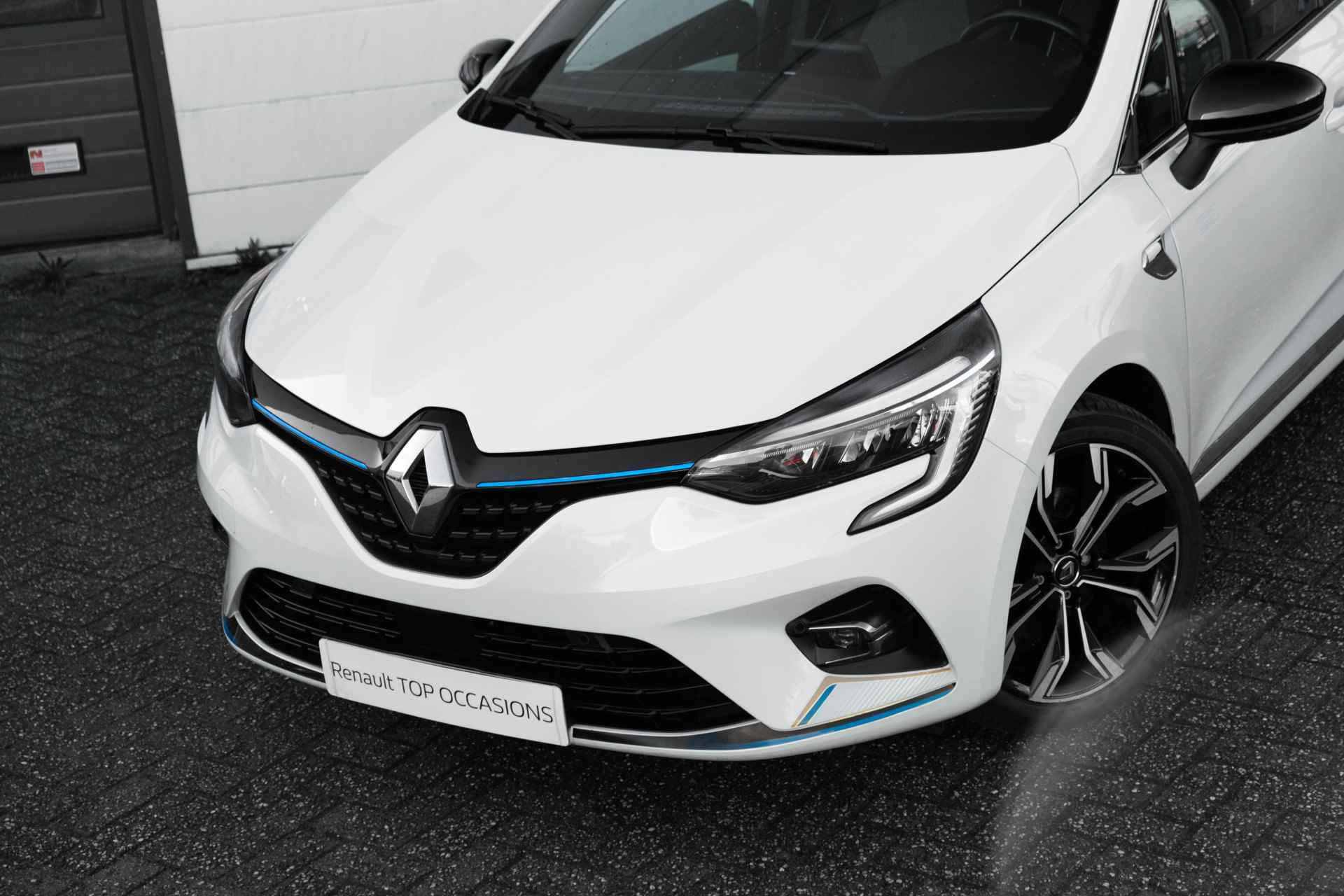 Renault Clio 1.6 E-Tech Hybrid 140 Serie Limitee | 17" velgen | ECC | Camera achter | Parkeersensoren voor | Haaievin antenne | Witmetallic | incl. Bovag rijklaarpakket met 12 maanden garantie - 16/65