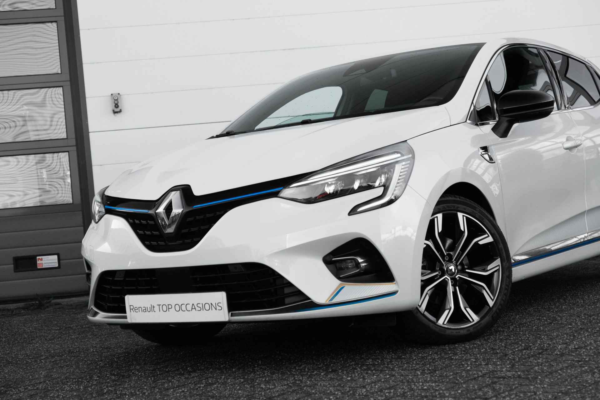 Renault Clio 1.6 E-Tech Hybrid 140 Serie Limitee | 17" velgen | ECC | Camera achter | Parkeersensoren voor | Haaievin antenne | Witmetallic | incl. Bovag rijklaarpakket met 12 maanden garantie - 17/65