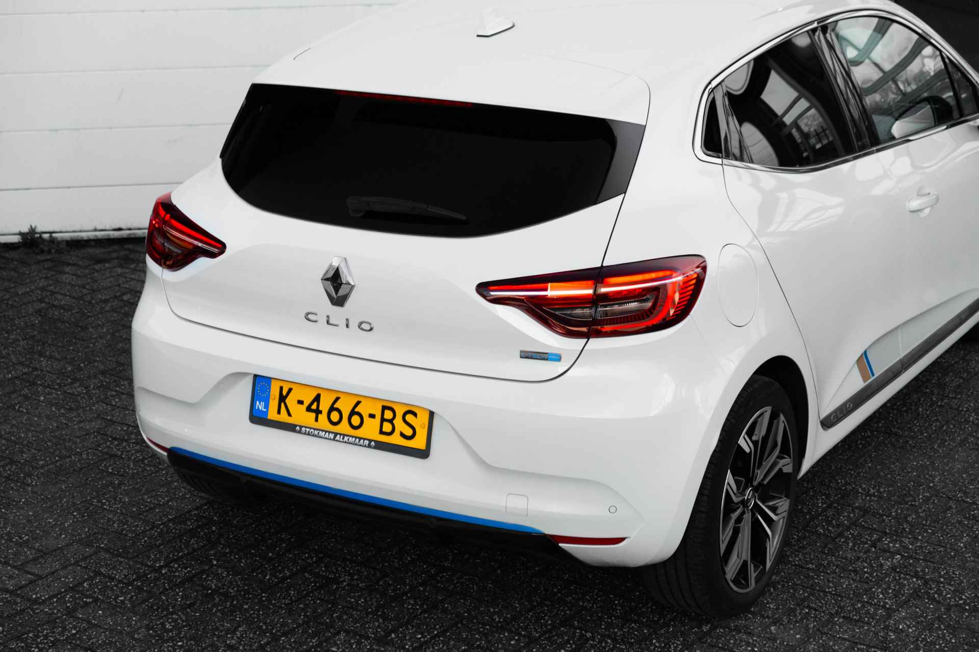 Renault Clio 1.6 E-Tech Hybrid 140 Serie Limitee | 17" velgen | ECC | Camera achter | Parkeersensoren voor | Haaievin antenne | Witmetallic | incl. Bovag rijklaarpakket met 12 maanden garantie - 18/65