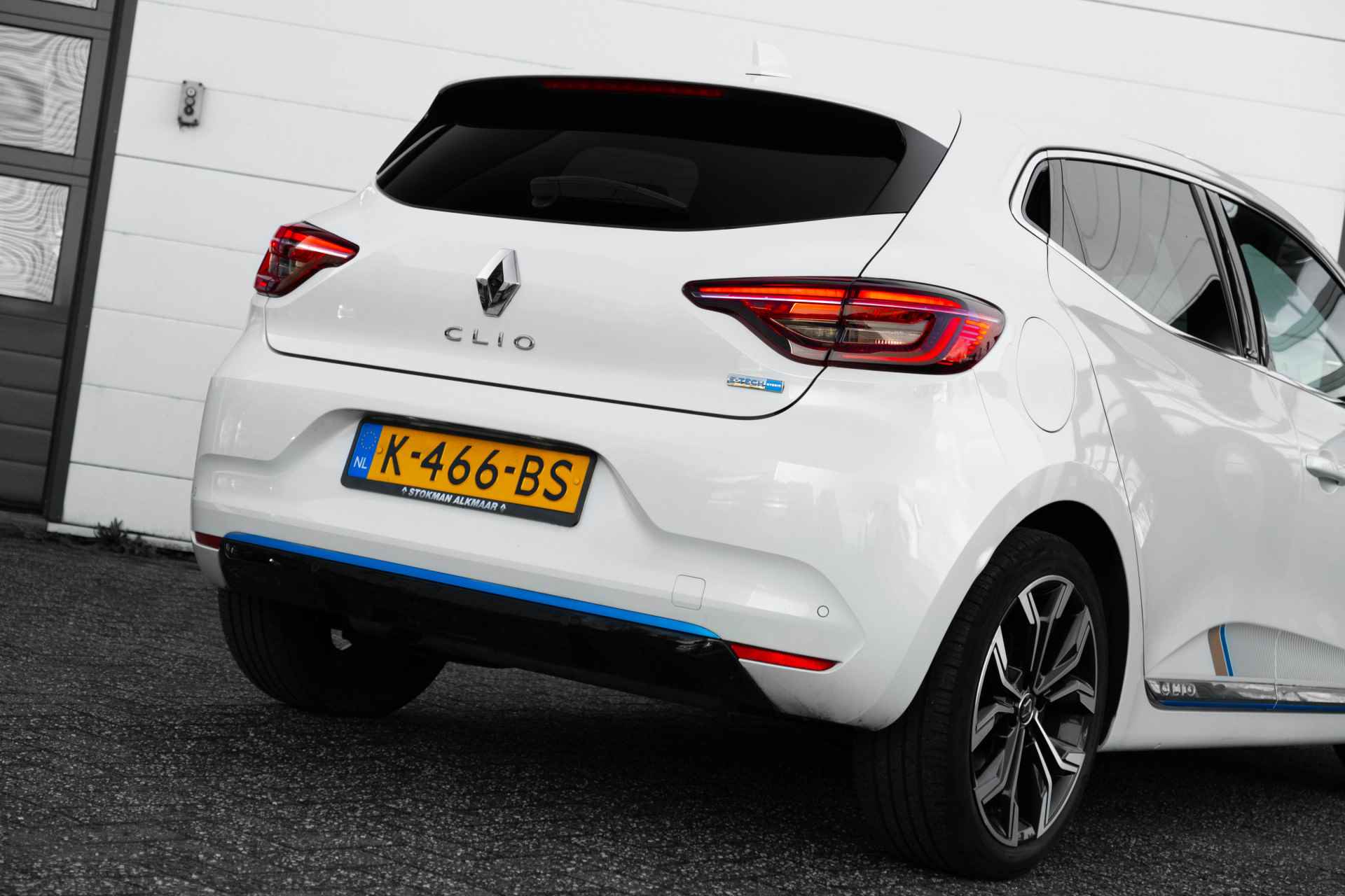 Renault Clio 1.6 E-Tech Hybrid 140 Serie Limitee | 17" velgen | ECC | Camera achter | Parkeersensoren voor | Haaievin antenne | Witmetallic | incl. Bovag rijklaarpakket met 12 maanden garantie - 19/65