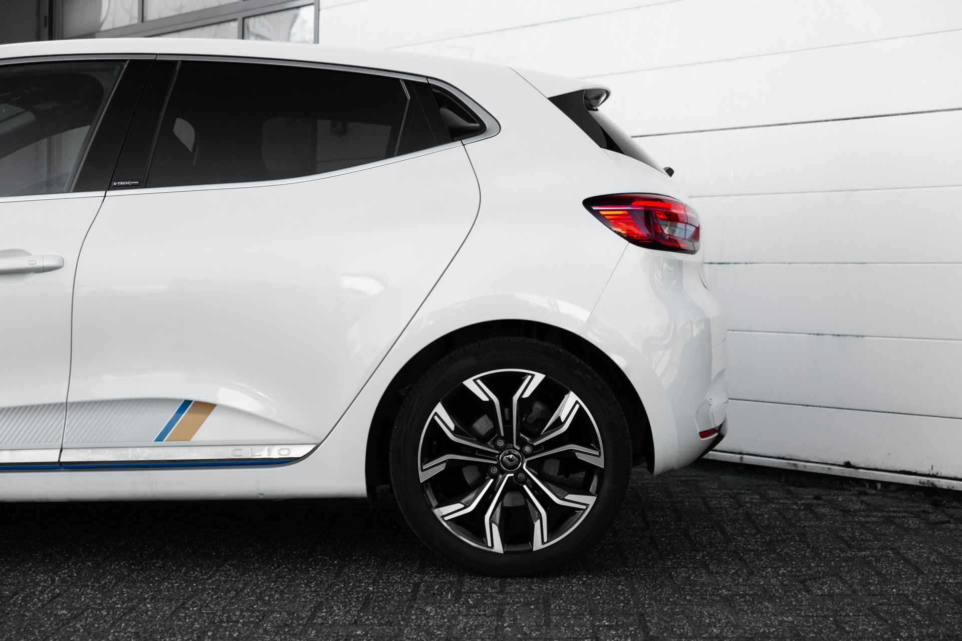 Renault Clio 1.6 E-Tech Hybrid 140 Serie Limitee | 17" velgen | ECC | Camera achter | Parkeersensoren voor | Haaievin antenne | Witmetallic | incl. Bovag rijklaarpakket met 12 maanden garantie - 24/65