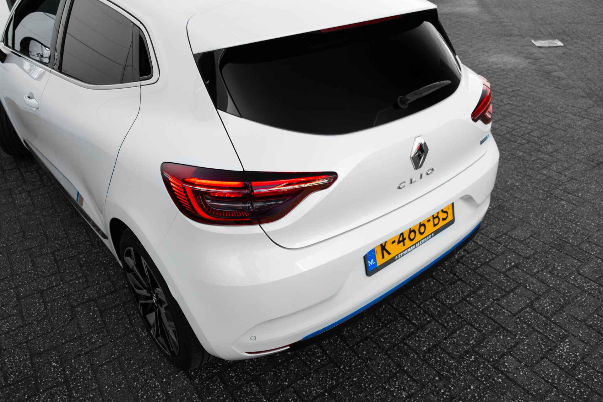 Renault Clio 1.6 E-Tech Hybrid 140 Serie Limitee | 17" velgen | ECC | Camera achter | Parkeersensoren voor | Haaievin antenne | Witmetallic | incl. Bovag rijklaarpakket met 12 maanden garantie - 27/65