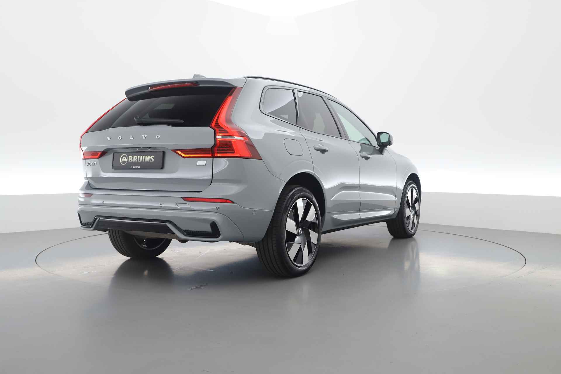 Volvo XC60 2.0 T8 Plug-in hybrid AWD Plus Dark | 360 Cam. | Vooruit, stuur, voorstoel achterbank verwarmd | BLIS | H&K | ACC | - 2/33