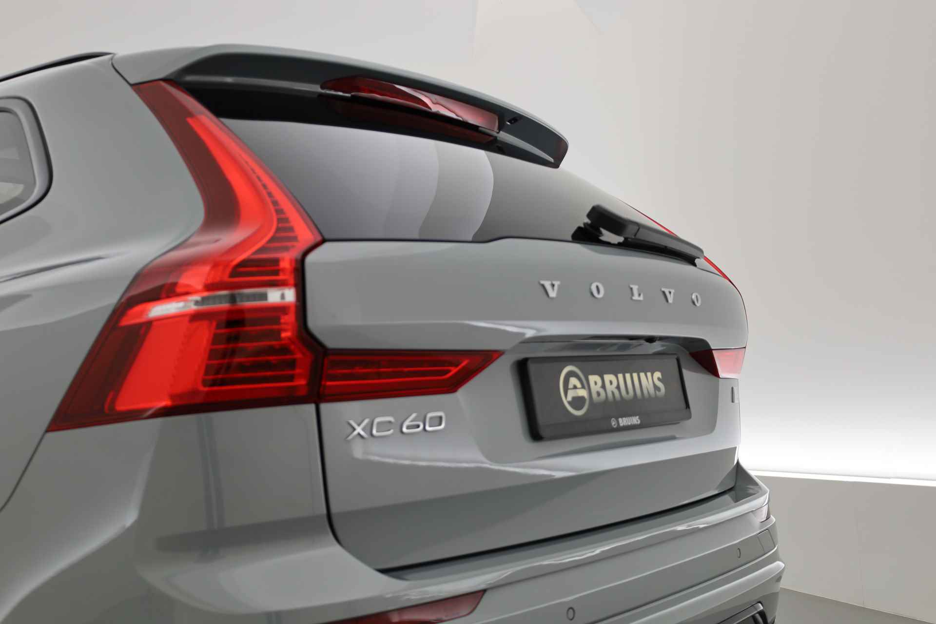 Volvo XC60 2.0 T8 Plug-in hybrid AWD Plus Dark | 360 Cam. | Vooruit, stuur, voorstoel achterbank verwarmd | BLIS | H&K | ACC | - 32/33