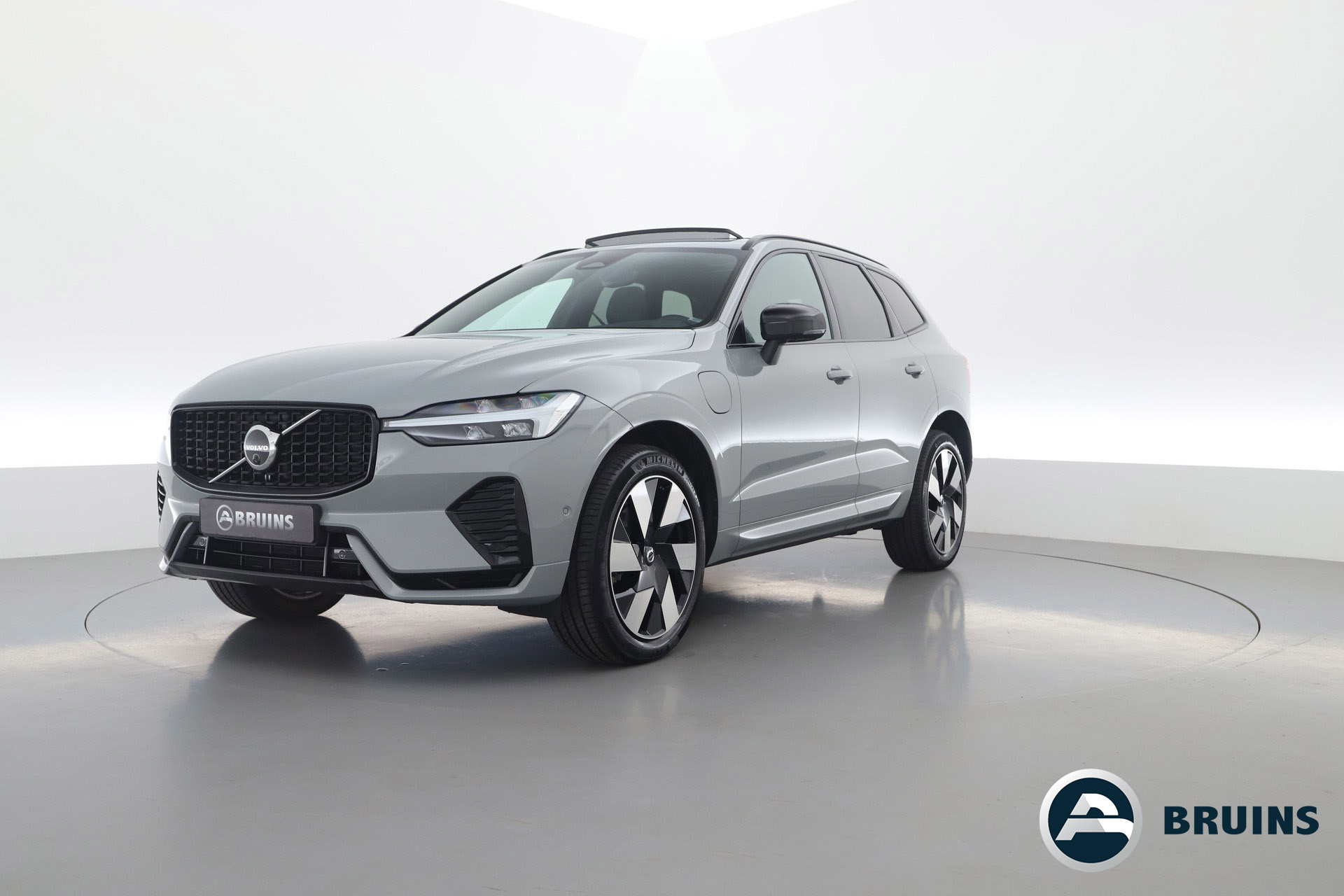 Volvo XC60 2.0 T8 Plug-in hybrid AWD Plus Dark | 360 Cam. | Vooruit, stuur, voorstoel achterbank verwarmd | BLIS | H&K | ACC |