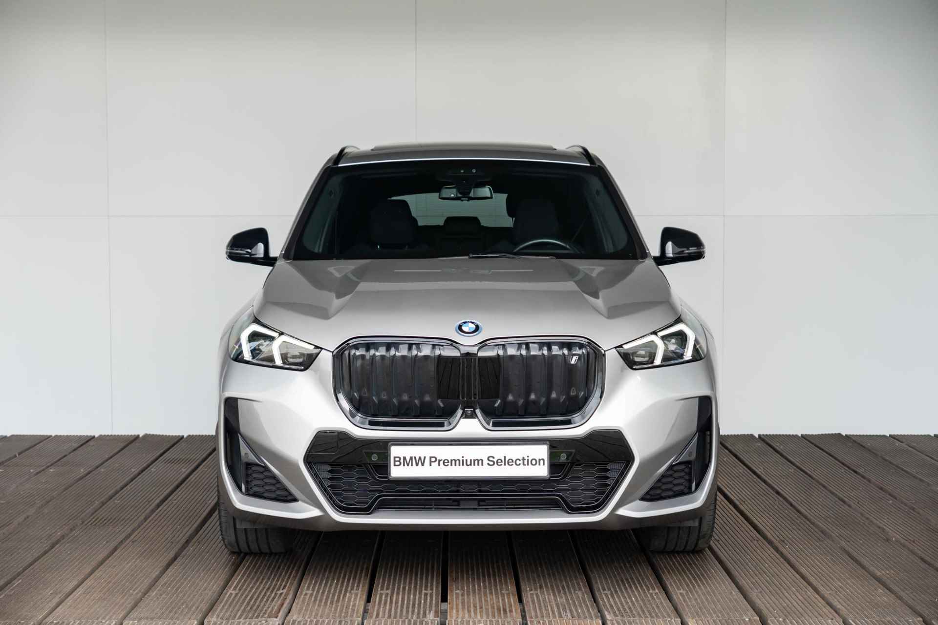 BMW iX1 xDrive30 High Executive Model M Sport 67 kWh | Panoramadak | 20" LM Individual velgen | Active Cruise Controle | Showroom Sale - 3/44