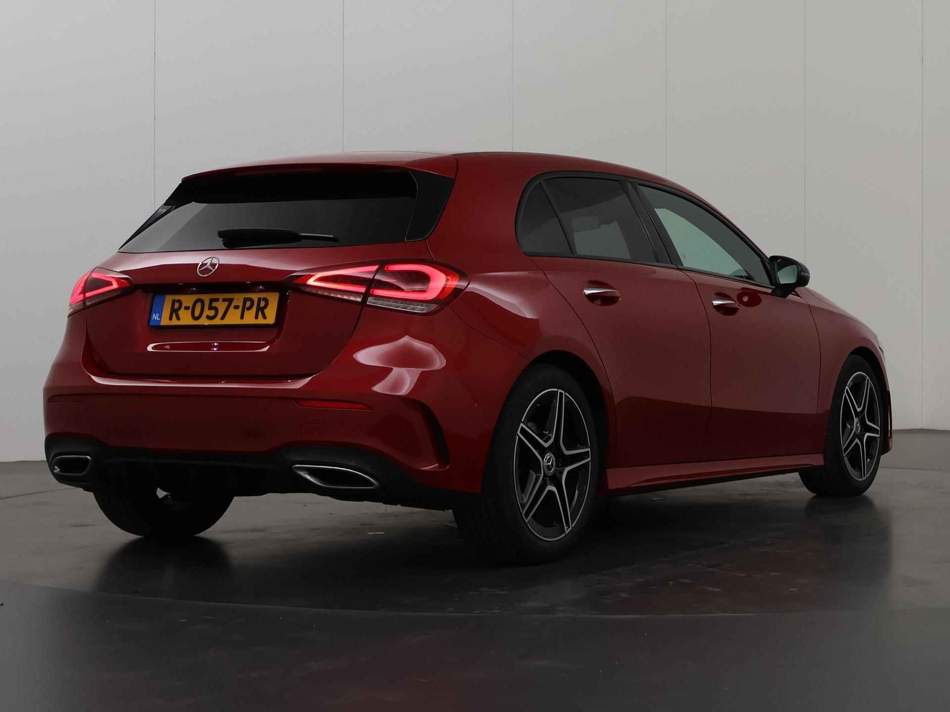 Mercedes-Benz A-klasse 180 AMG Line | Panoramadak | Achteruitrijcamera | Lederen bekleding | Stoelverwarming | Sfeerverlichting | - 3/46