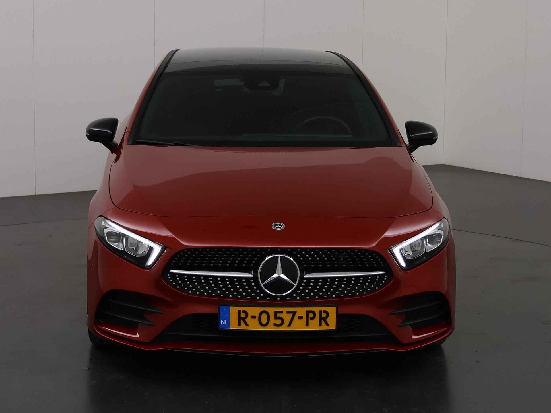 Mercedes-Benz A-klasse 180 AMG Line | Panoramadak | Achteruitrijcamera | Lederen bekleding | Stoelverwarming | Sfeerverlichting | - 4/46