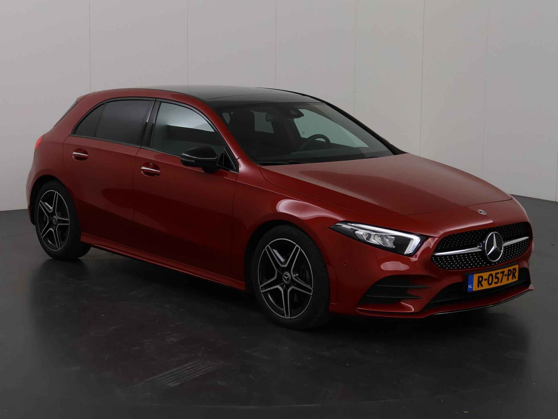 Mercedes-Benz A-klasse 180 AMG Line | Panoramadak | Achteruitrijcamera | Lederen bekleding | Stoelverwarming | Sfeerverlichting | - 24/46