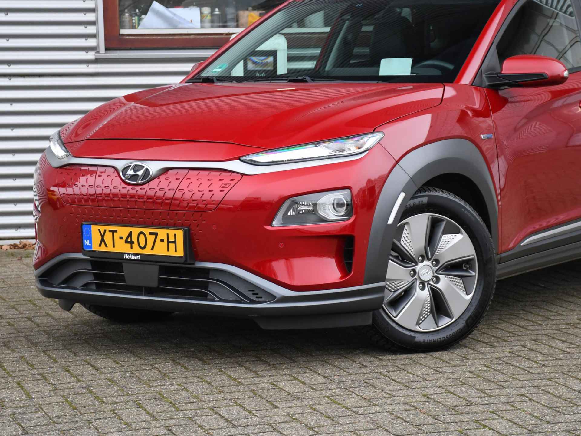 Hyundai Kona EV Premium 64 kWh 204pk Automaat LEDER | 17''LM | DAB | DODE HOEK | STOELVERW. + VERKOELING | KRELL | HUD - 2/38