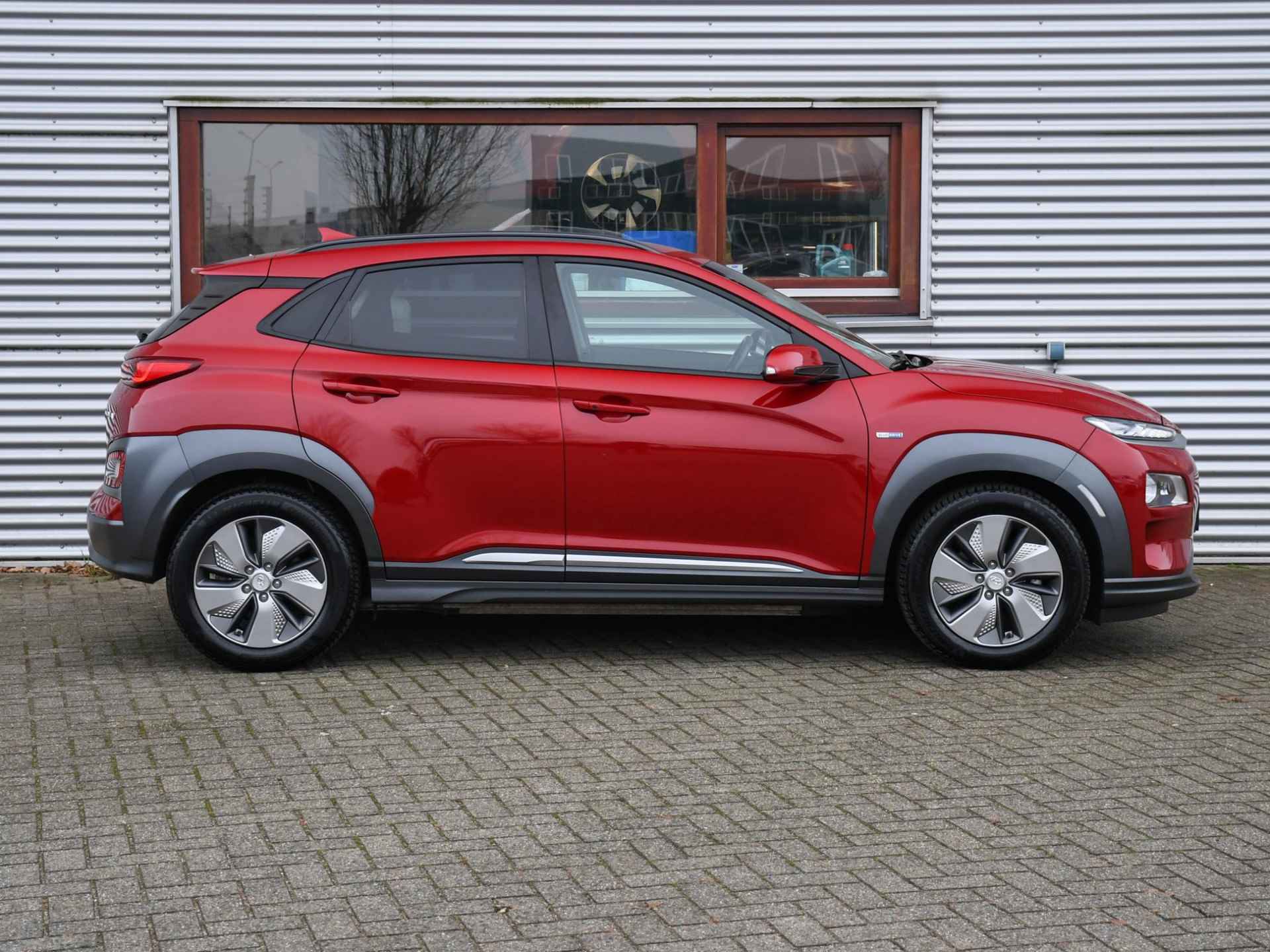 Hyundai Kona EV Premium 64 kWh 204pk Automaat LEDER | 17''LM | DAB | DODE HOEK | STOELVERW. + VERKOELING | KRELL | HUD - 3/38