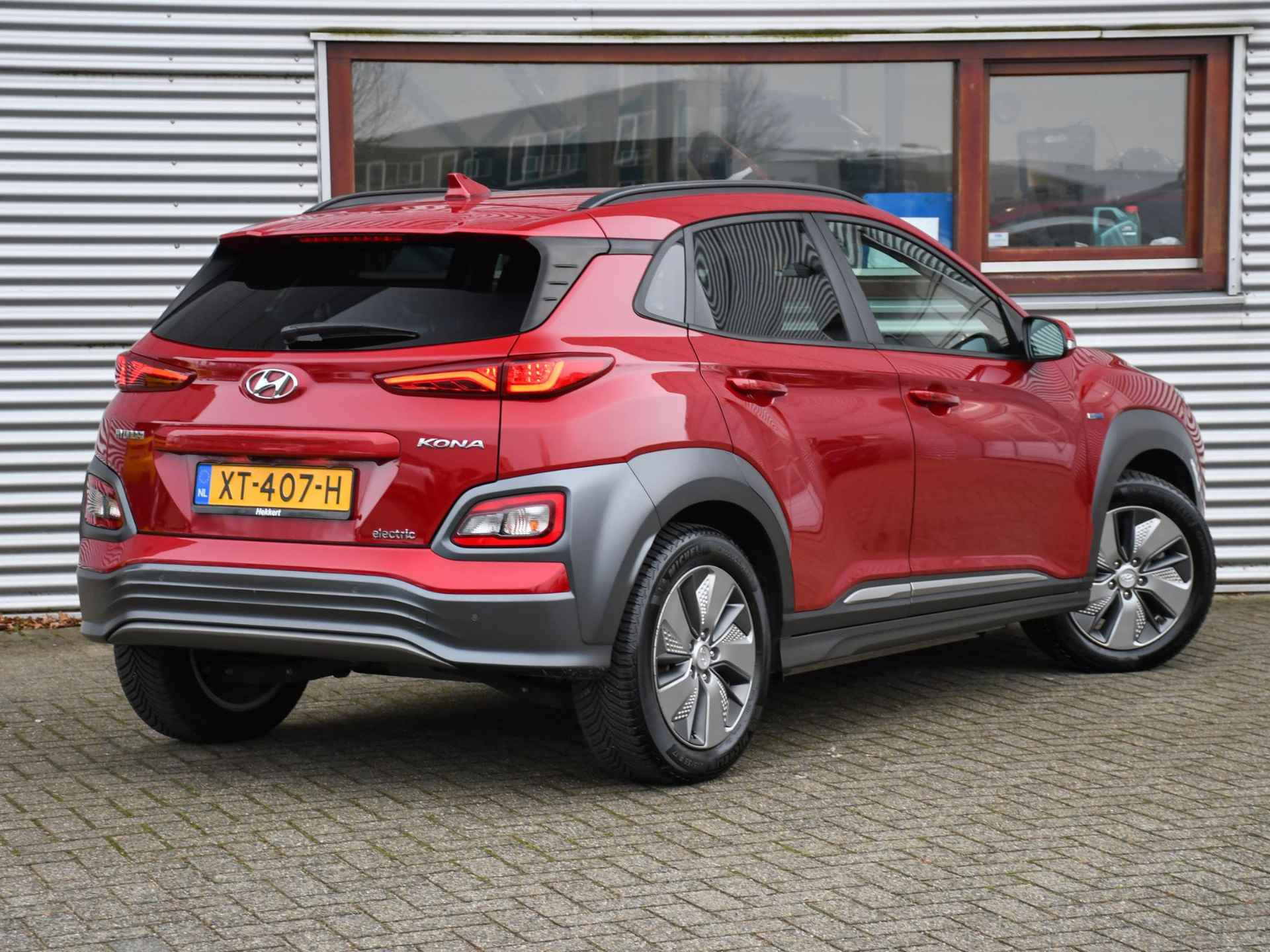 Hyundai Kona EV Premium 64 kWh 204pk Automaat LEDER | 17''LM | DAB | DODE HOEK | STOELVERW. + VERKOELING | KRELL | HUD - 4/38