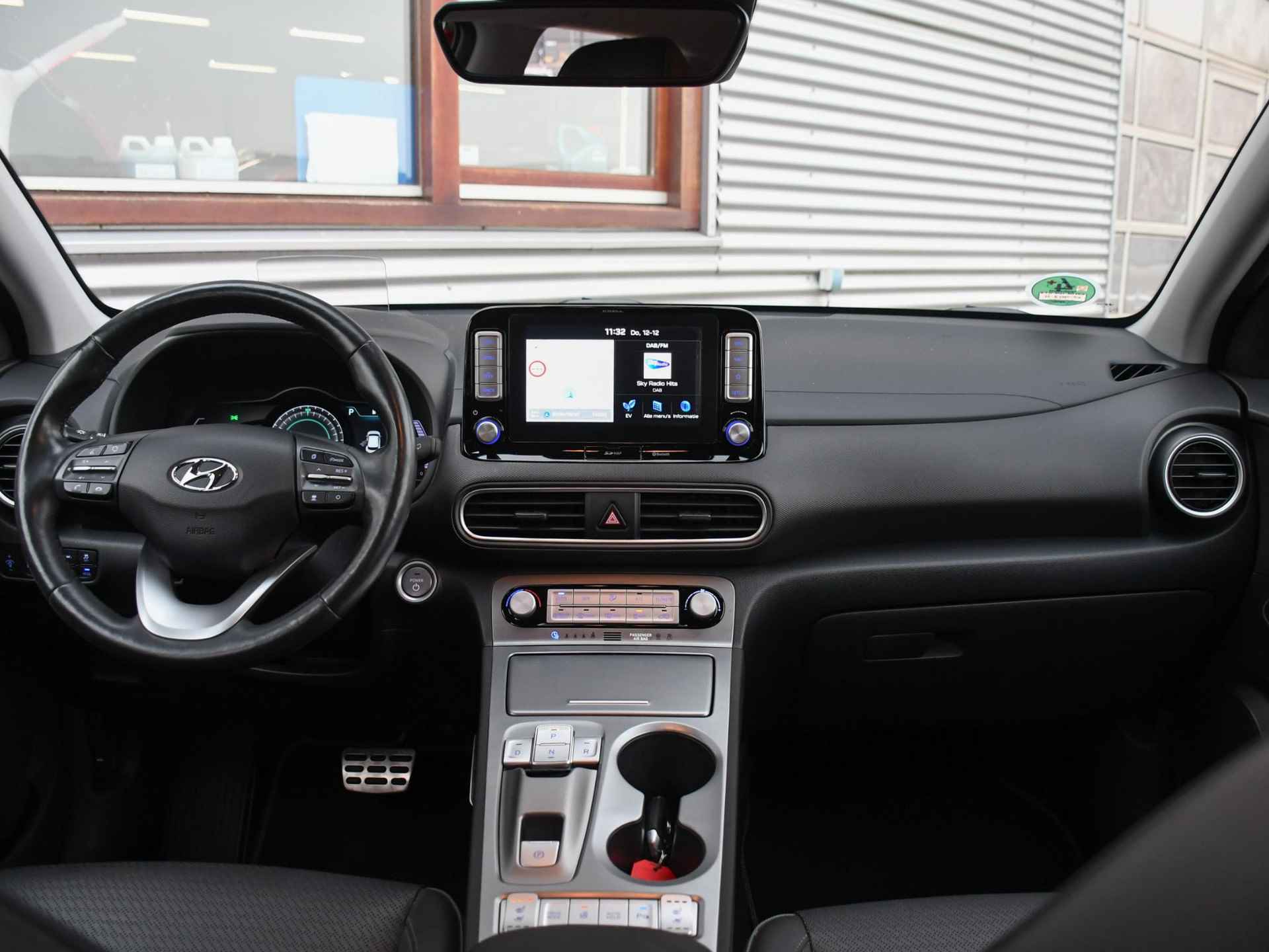 Hyundai Kona EV Premium 64 kWh 204pk Automaat LEDER | 17''LM | DAB | DODE HOEK | STOELVERW. + VERKOELING | KRELL | HUD - 12/38