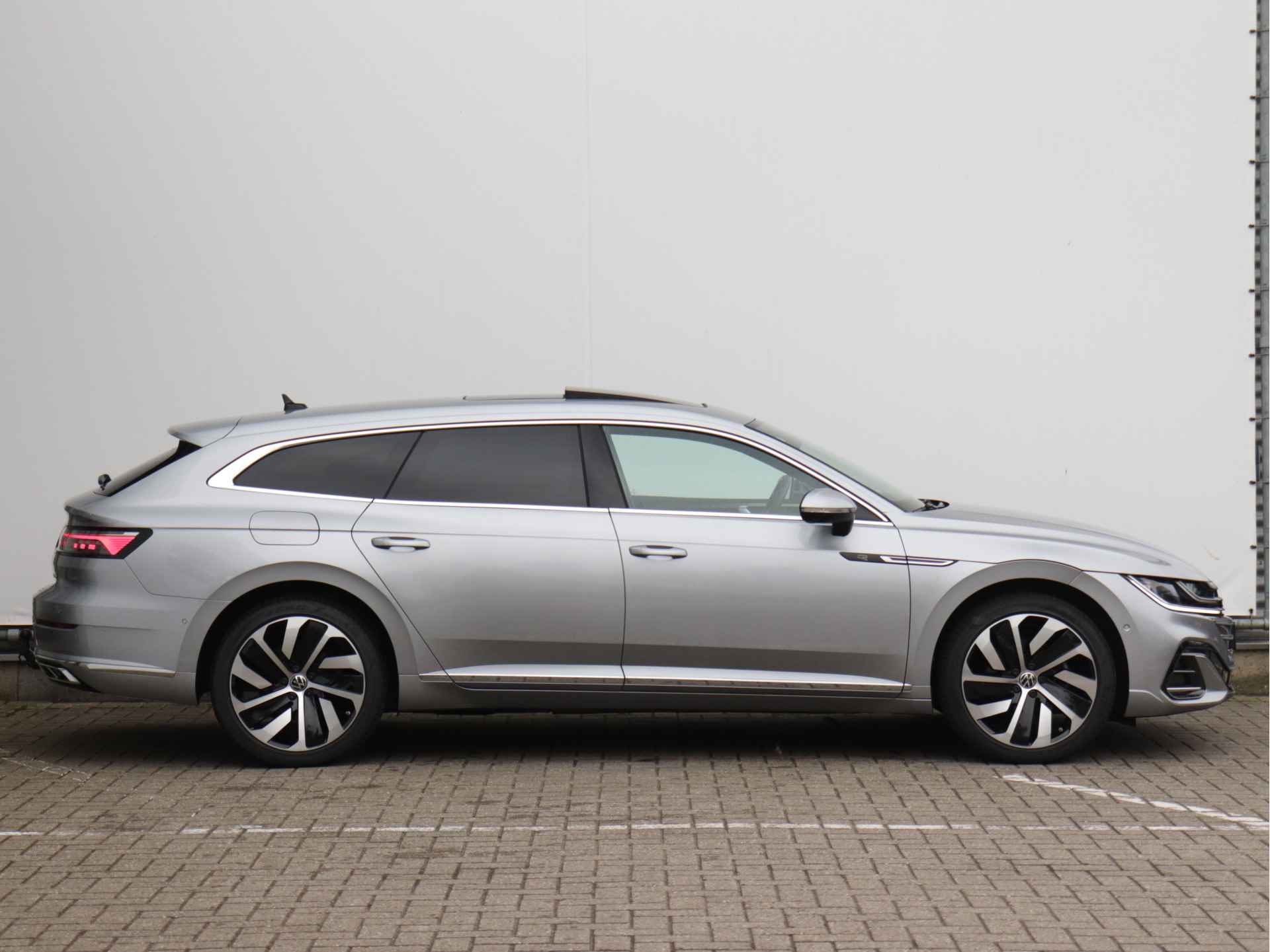 Volkswagen Arteon Shooting Brake 1.4 TSI eHybrid R-Line | Panoramadak | Trekhaak | Dynamic chassis | 360° camera | Navi 'Pro' | Stoelverwarming V+A | Dodehoekdetectie | Verlengde garantie tot 06-07-2026 of eerder 100.000km - 2/87