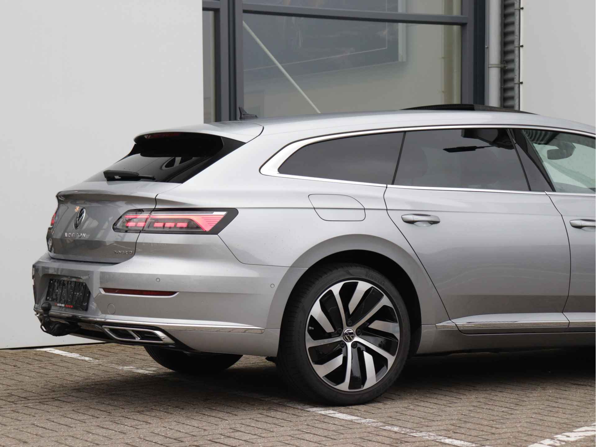 Volkswagen Arteon Shooting Brake 1.4 TSI eHybrid R-Line | Panoramadak | Trekhaak | Dynamic chassis | 360° camera | Navi 'Pro' | Stoelverwarming V+A | Dodehoekdetectie | Verlengde garantie tot 06-07-2026 of eerder 100.000km - 24/87