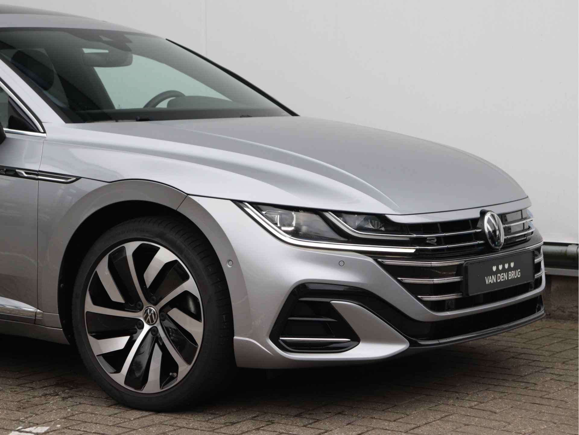 Volkswagen Arteon Shooting Brake 1.4 TSI eHybrid R-Line | Panoramadak | Trekhaak | Dynamic chassis | 360° camera | Navi 'Pro' | Stoelverwarming V+A | Dodehoekdetectie | Verlengde garantie tot 06-07-2026 of eerder 100.000km - 73/87