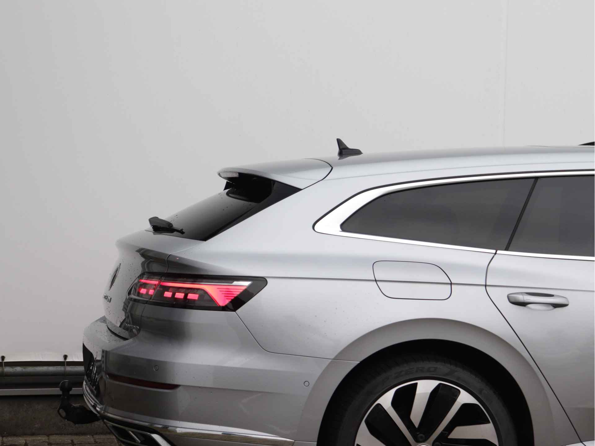 Volkswagen Arteon Shooting Brake 1.4 TSI eHybrid R-Line | Panoramadak | Trekhaak | Dynamic chassis | 360° camera | Navi 'Pro' | Stoelverwarming V+A | Dodehoekdetectie | Verlengde garantie tot 06-07-2026 of eerder 100.000km - 81/87