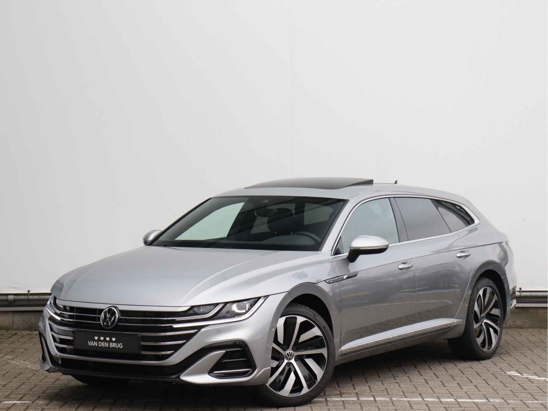 Volkswagen Arteon Shooting Brake 1.4 TSI eHybrid R-Line | Panoramadak | Trekhaak | Dynamic chassis | 360° camera | Navi 'Pro' | Stoelverwarming V+A | Dodehoekdetectie | Verlengde garantie tot 06-07-2026 of eerder 100.000km - 86/87