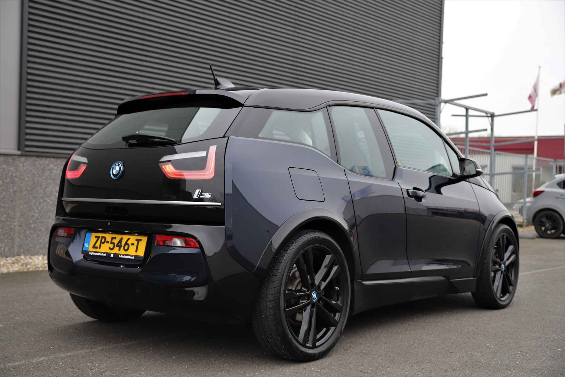 BMW i3 S 184pk Executive 120Ah 42 kWh/W-pomp/20"Jetblack/3-fase/Camera - 11/46