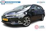 Toyota Auris Touring Sports 1.2T Dynamic | Incl. 12 maanden Garantie | Navigatie | Achteruitrijcamera | Cruise Control | Parkeersensoren v/a | Stoelverwarming | Climate Control | Stoel in Hoogte Verstelbaar | 17 Inch Licht metaal | Lijn Assist |