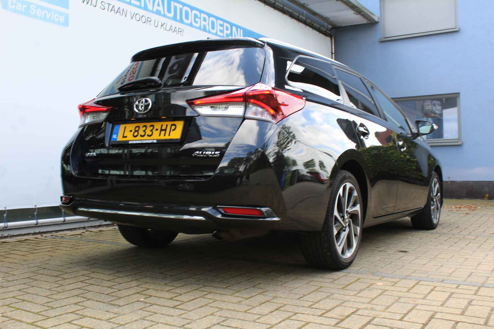 Toyota Auris Touring Sports 1.2T Dynamic | Incl. 12 maanden Garantie | Navigatie | Achteruitrijcamera | Cruise Control | Parkeersensoren v/a | Stoelverwarming | Climate Control | Stoel in Hoogte Verstelbaar | 17 Inch Licht metaal | Lijn Assist | - 4/50