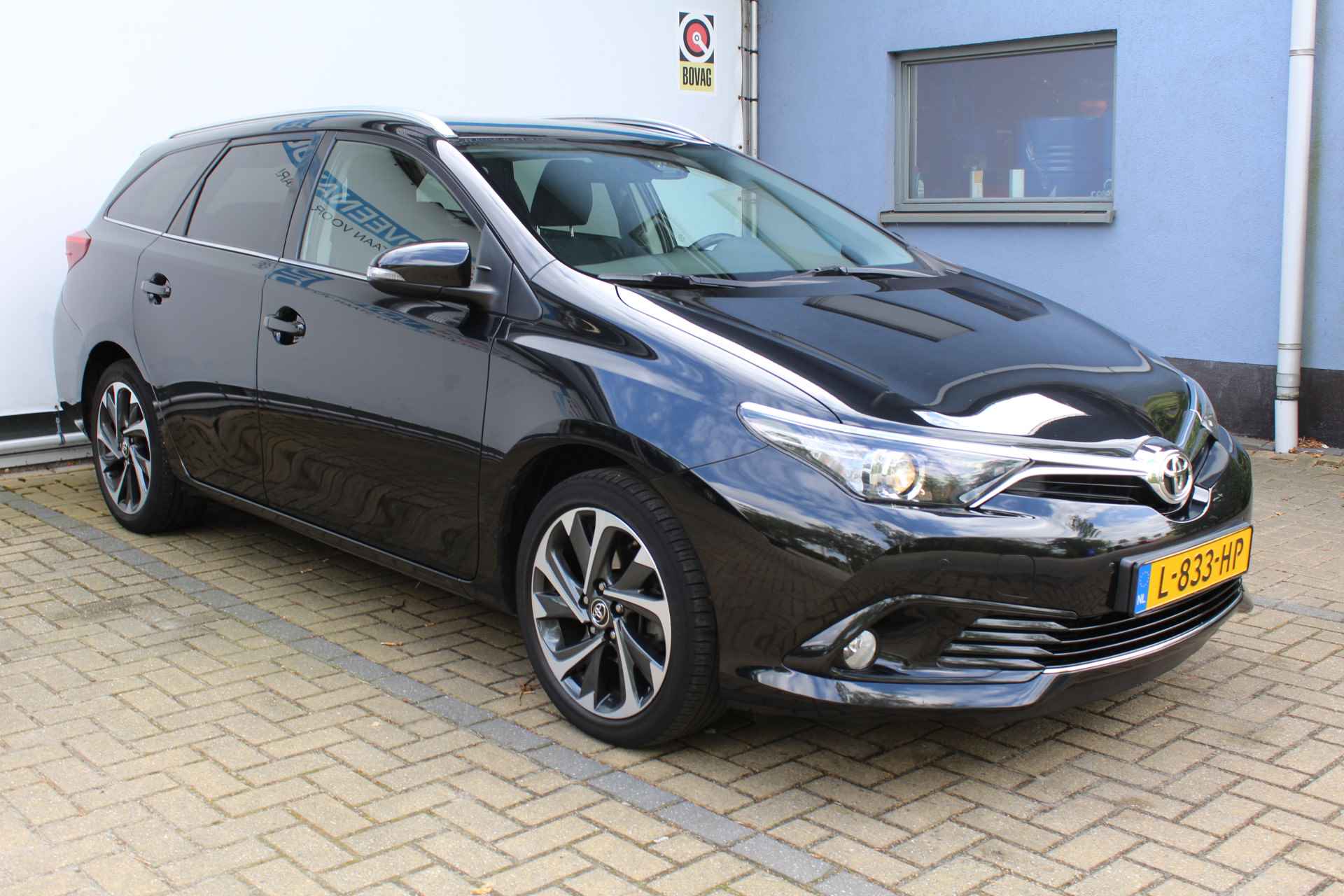 Toyota Auris Touring Sports 1.2T Dynamic | Incl. 12 maanden Garantie | Navigatie | Achteruitrijcamera | Cruise Control | Parkeersensoren v/a | Stoelverwarming | Climate Control | Stoel in Hoogte Verstelbaar | 17 Inch Licht metaal | Lijn Assist | - 5/50