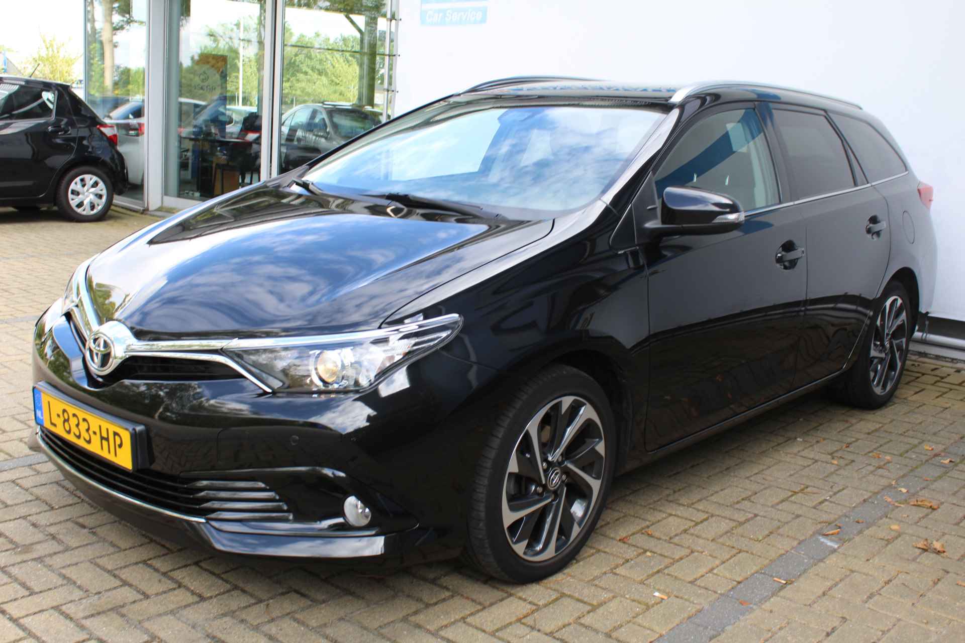 Toyota Auris Touring Sports 1.2T Dynamic | Incl. 12 maanden Garantie | Navigatie | Achteruitrijcamera | Cruise Control | Parkeersensoren v/a | Stoelverwarming | Climate Control | Stoel in Hoogte Verstelbaar | 17 Inch Licht metaal | Lijn Assist | - 7/50