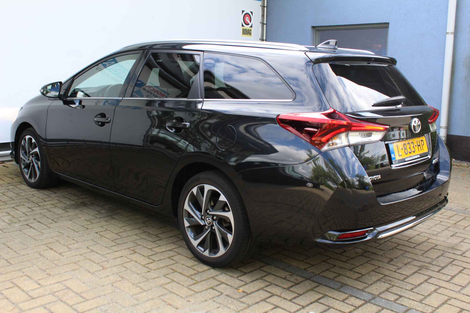 Toyota Auris Touring Sports 1.2T Dynamic | Incl. 12 maanden Garantie | Navigatie | Achteruitrijcamera | Cruise Control | Parkeersensoren v/a | Stoelverwarming | Climate Control | Stoel in Hoogte Verstelbaar | 17 Inch Licht metaal | Lijn Assist | - 8/50