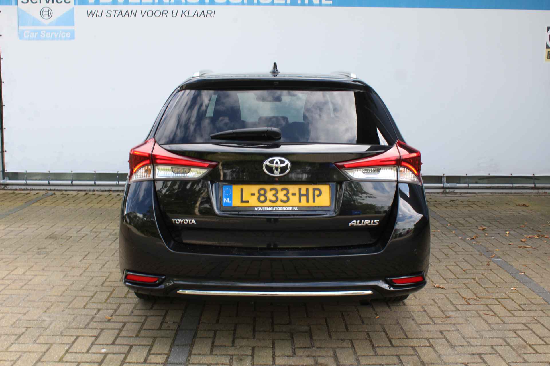 Toyota Auris Touring Sports 1.2T Dynamic | Incl. 12 maanden Garantie | Navigatie | Achteruitrijcamera | Cruise Control | Parkeersensoren v/a | Stoelverwarming | Climate Control | Stoel in Hoogte Verstelbaar | 17 Inch Licht metaal | Lijn Assist | - 9/50