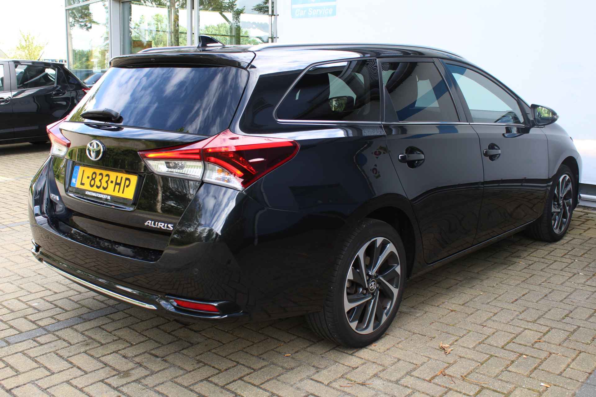 Toyota Auris Touring Sports 1.2T Dynamic | Incl. 12 maanden Garantie | Navigatie | Achteruitrijcamera | Cruise Control | Parkeersensoren v/a | Stoelverwarming | Climate Control | Stoel in Hoogte Verstelbaar | 17 Inch Licht metaal | Lijn Assist | - 10/50