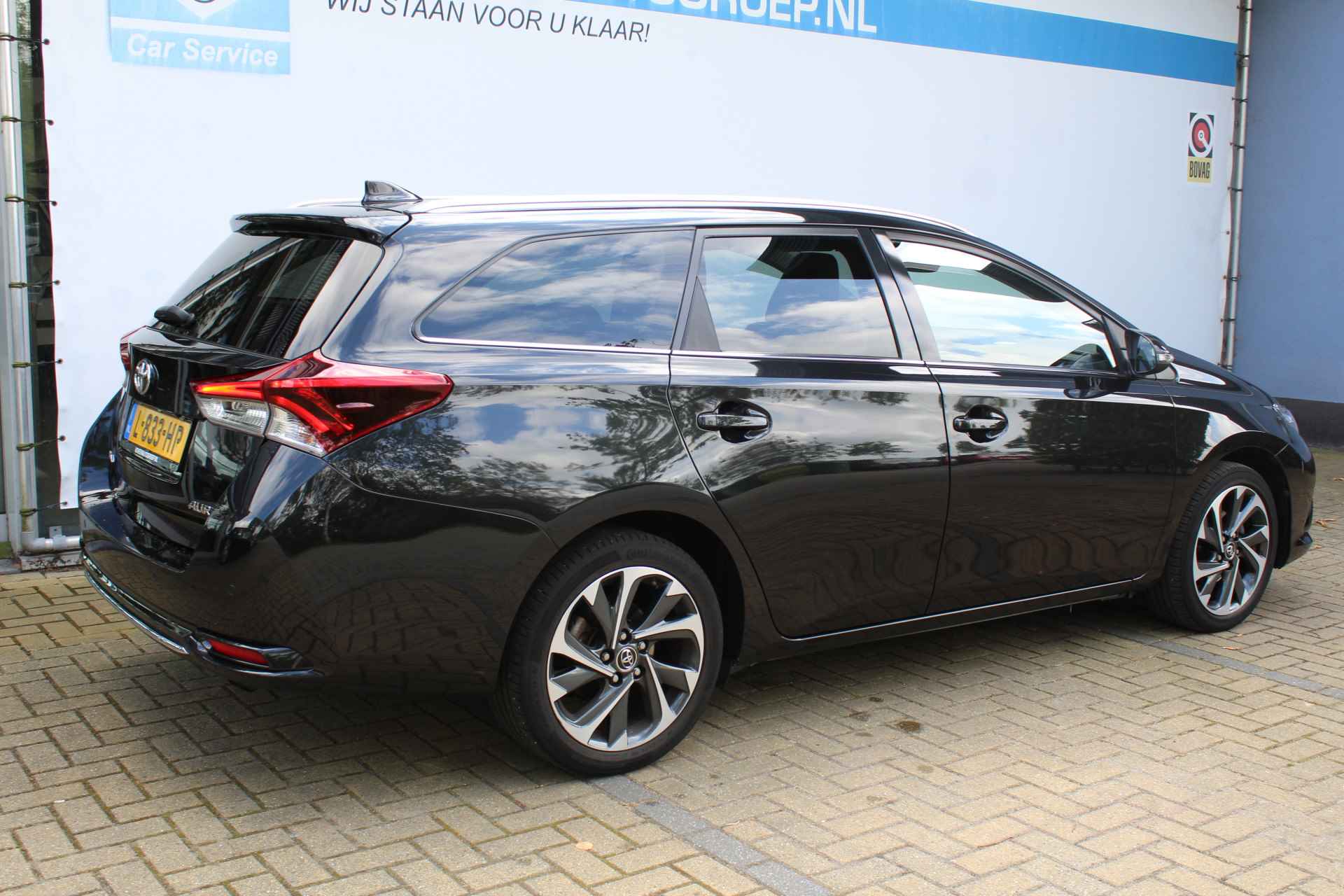 Toyota Auris Touring Sports 1.2T Dynamic | Incl. 12 maanden Garantie | Navigatie | Achteruitrijcamera | Cruise Control | Parkeersensoren v/a | Stoelverwarming | Climate Control | Stoel in Hoogte Verstelbaar | 17 Inch Licht metaal | Lijn Assist | - 11/50