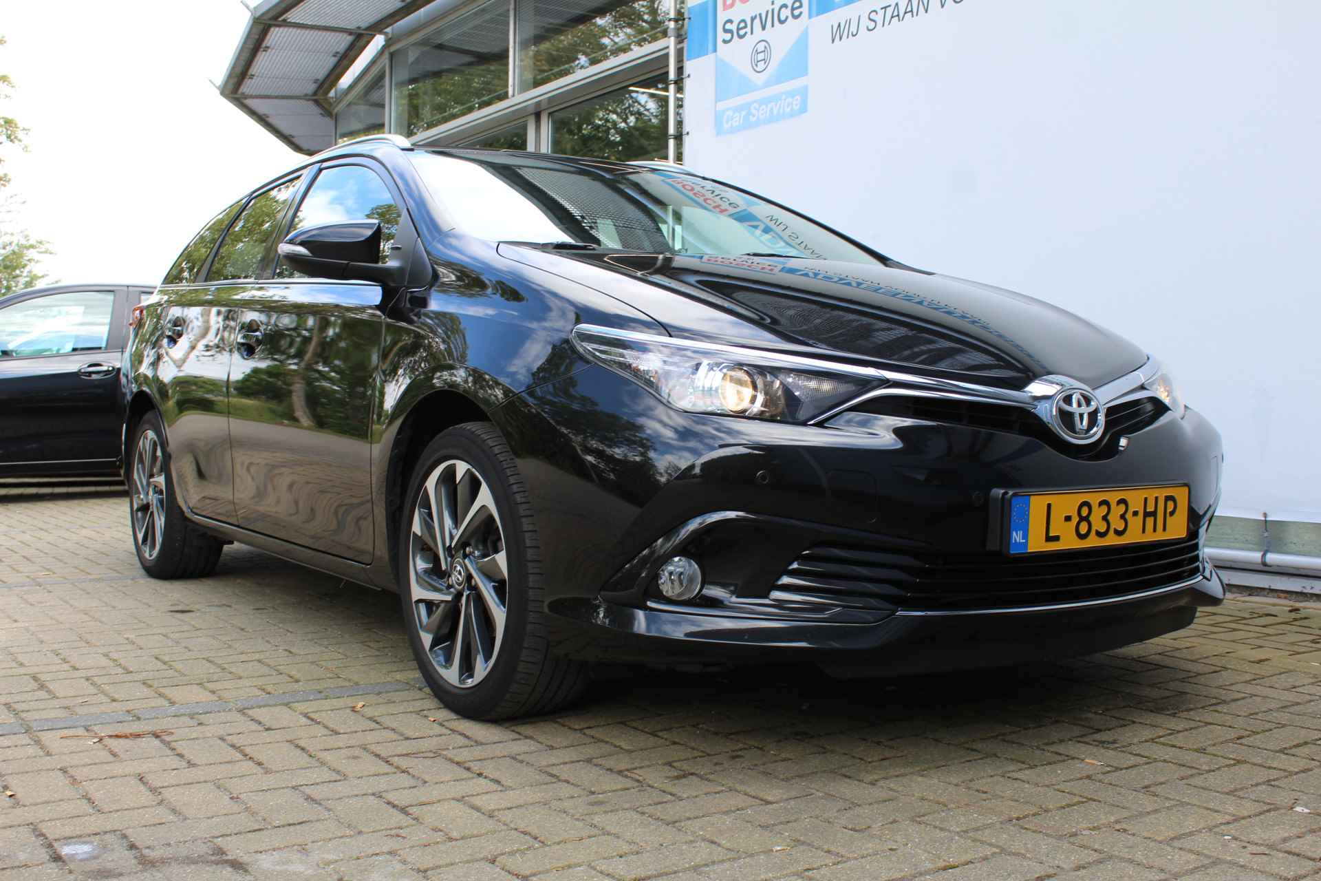 Toyota Auris Touring Sports 1.2T Dynamic | Incl. 12 maanden Garantie | Navigatie | Achteruitrijcamera | Cruise Control | Parkeersensoren v/a | Stoelverwarming | Climate Control | Stoel in Hoogte Verstelbaar | 17 Inch Licht metaal | Lijn Assist | - 14/50