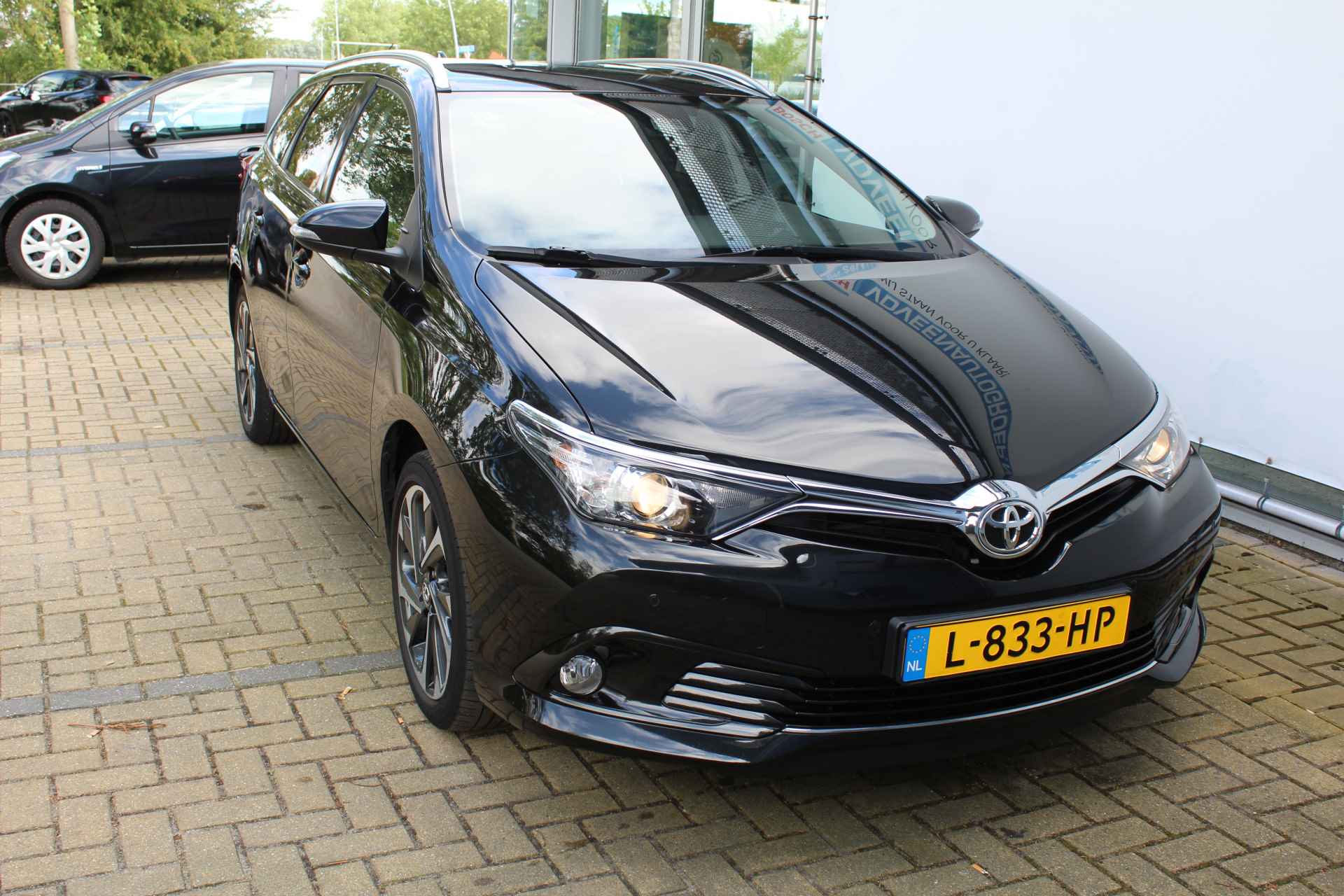 Toyota Auris Touring Sports 1.2T Dynamic | Incl. 12 maanden Garantie | Navigatie | Achteruitrijcamera | Cruise Control | Parkeersensoren v/a | Stoelverwarming | Climate Control | Stoel in Hoogte Verstelbaar | 17 Inch Licht metaal | Lijn Assist | - 15/50