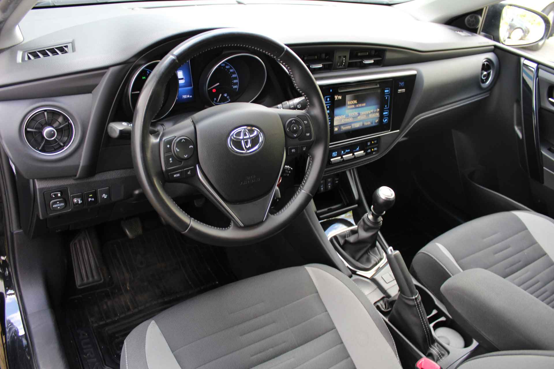 Toyota Auris Touring Sports 1.2T Dynamic | Incl. 12 maanden Garantie | Navigatie | Achteruitrijcamera | Cruise Control | Parkeersensoren v/a | Stoelverwarming | Climate Control | Stoel in Hoogte Verstelbaar | 17 Inch Licht metaal | Lijn Assist | - 28/50